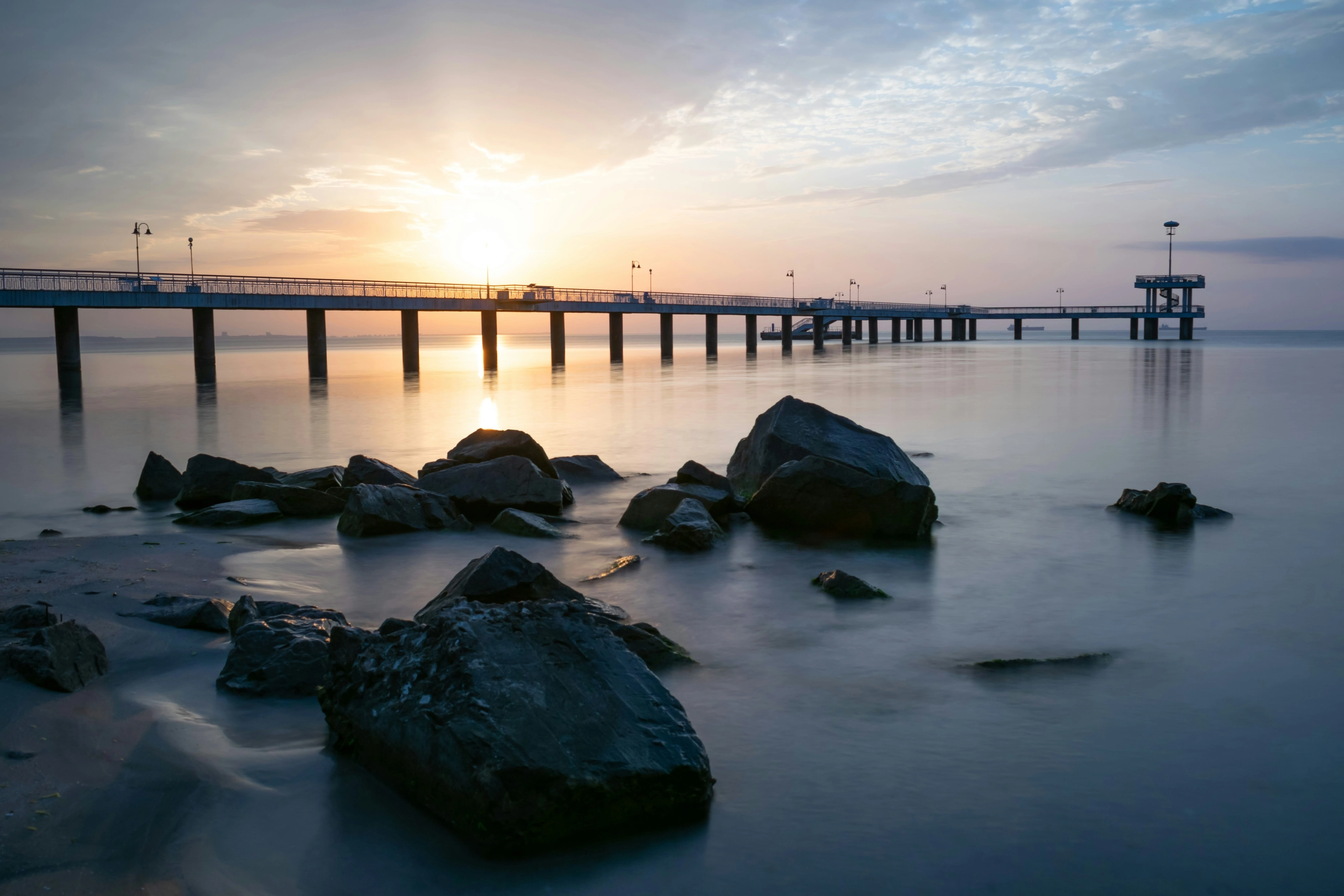 La jetée en bois de Burgas au lever du soleil sur la mer Noire