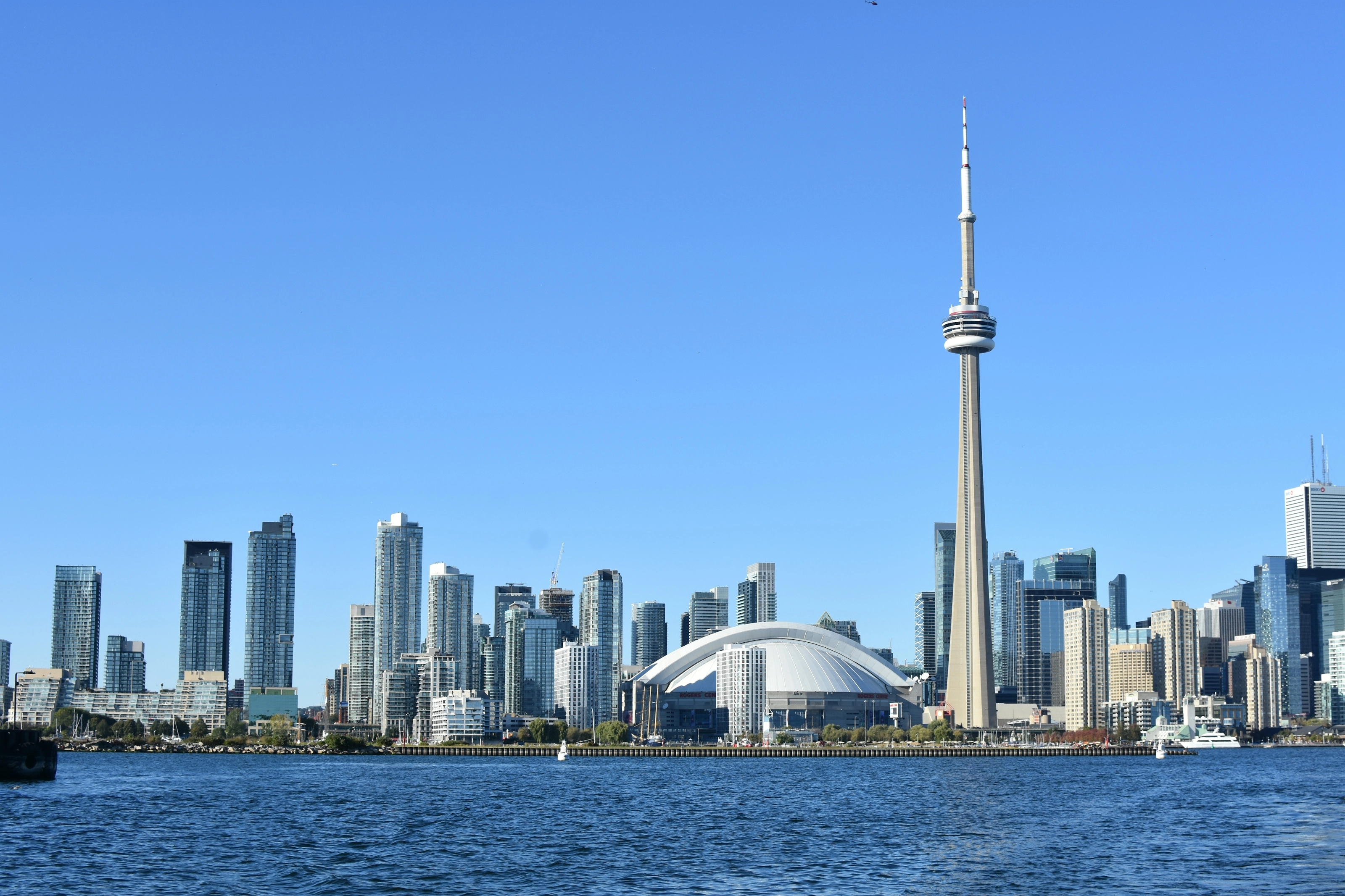 Skyline de Toronto et CN Tower depuis le lac Ontario