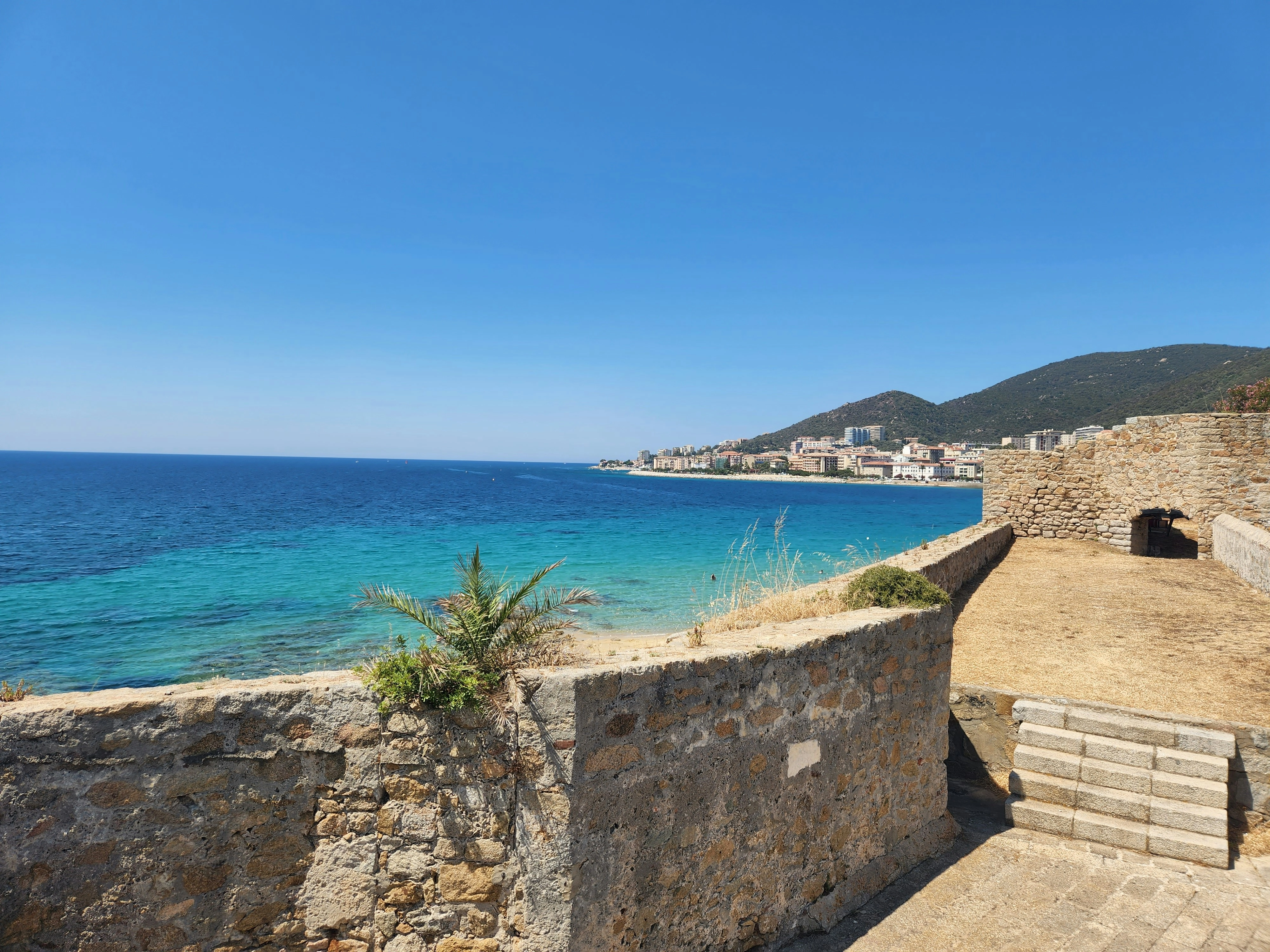 Citadelle d'Ajaccio et front de mer vus depuis les remparts