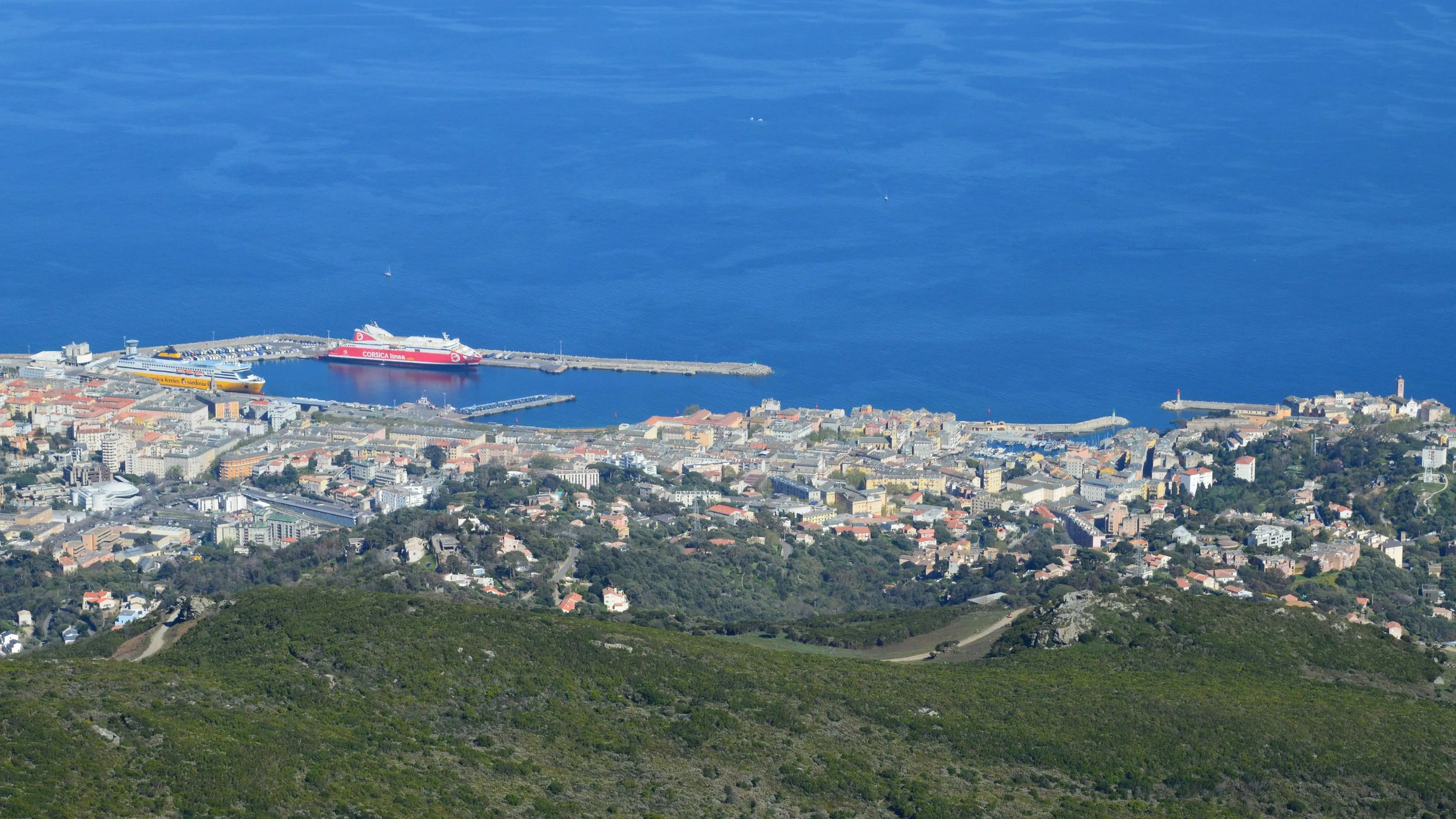 Vue aérienne de Bastia et de son port avec un ferry Corsica Linea
