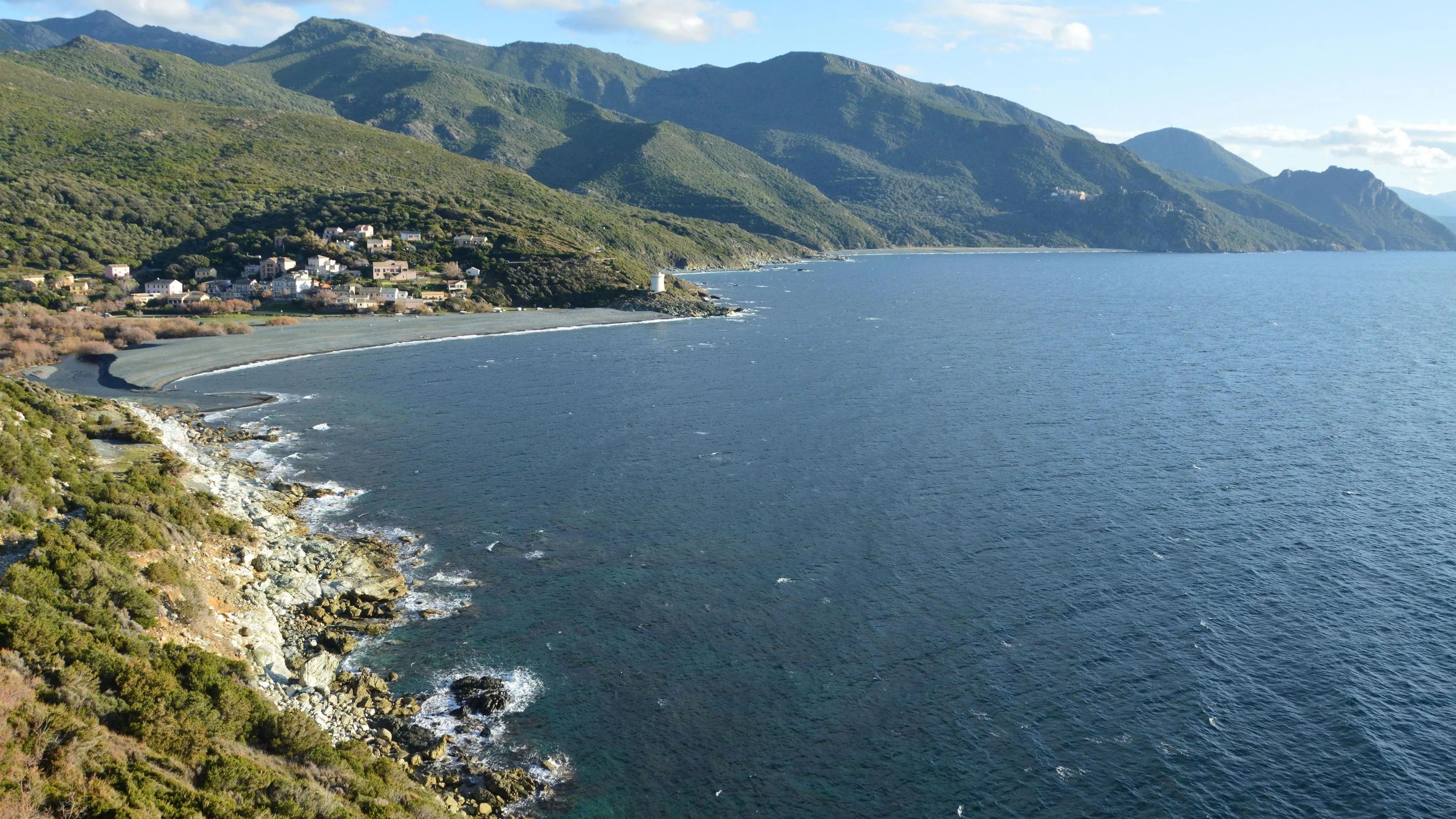 Vue aérienne du village d'Ogliastro et de sa tour génoise sur le Cap Corse