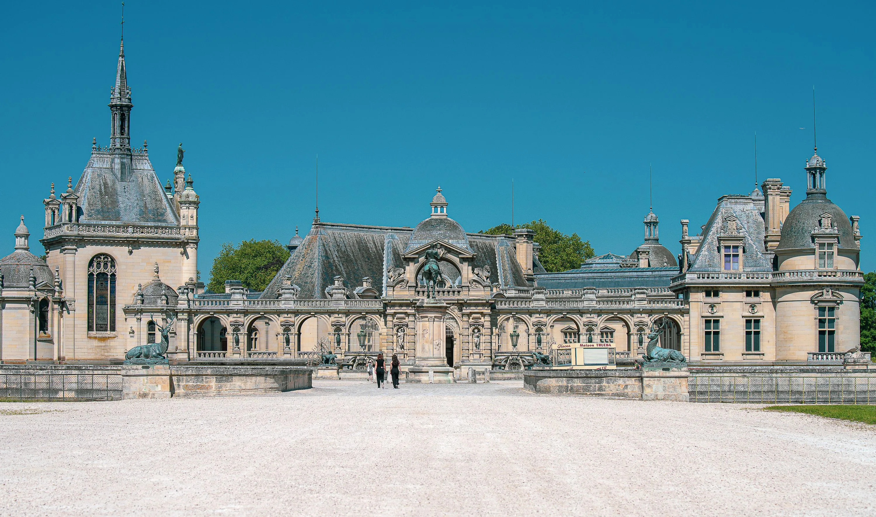 Façade et jardins du château de Chantilly par une journée ensoleillée