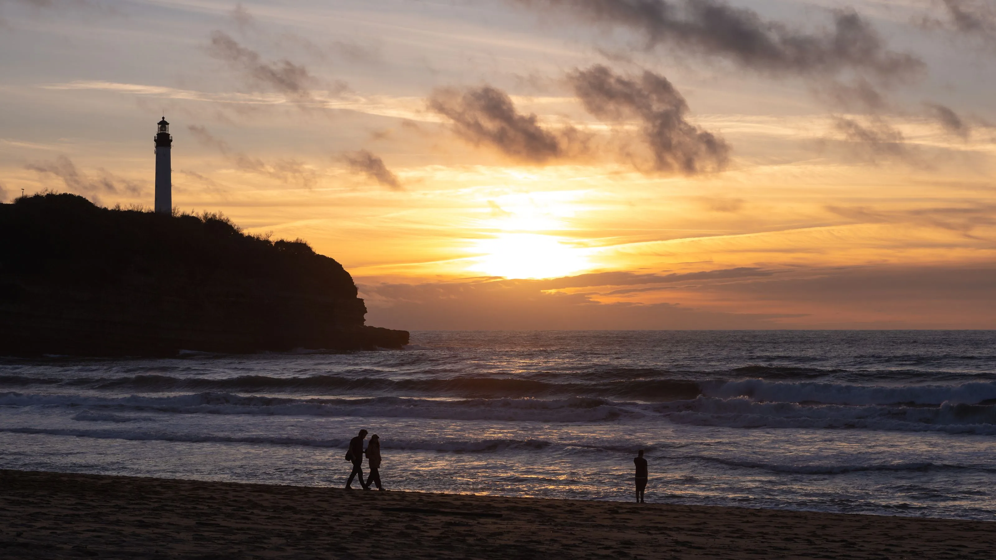 Coucher de soleil sur le phare et la plage de Biarritz