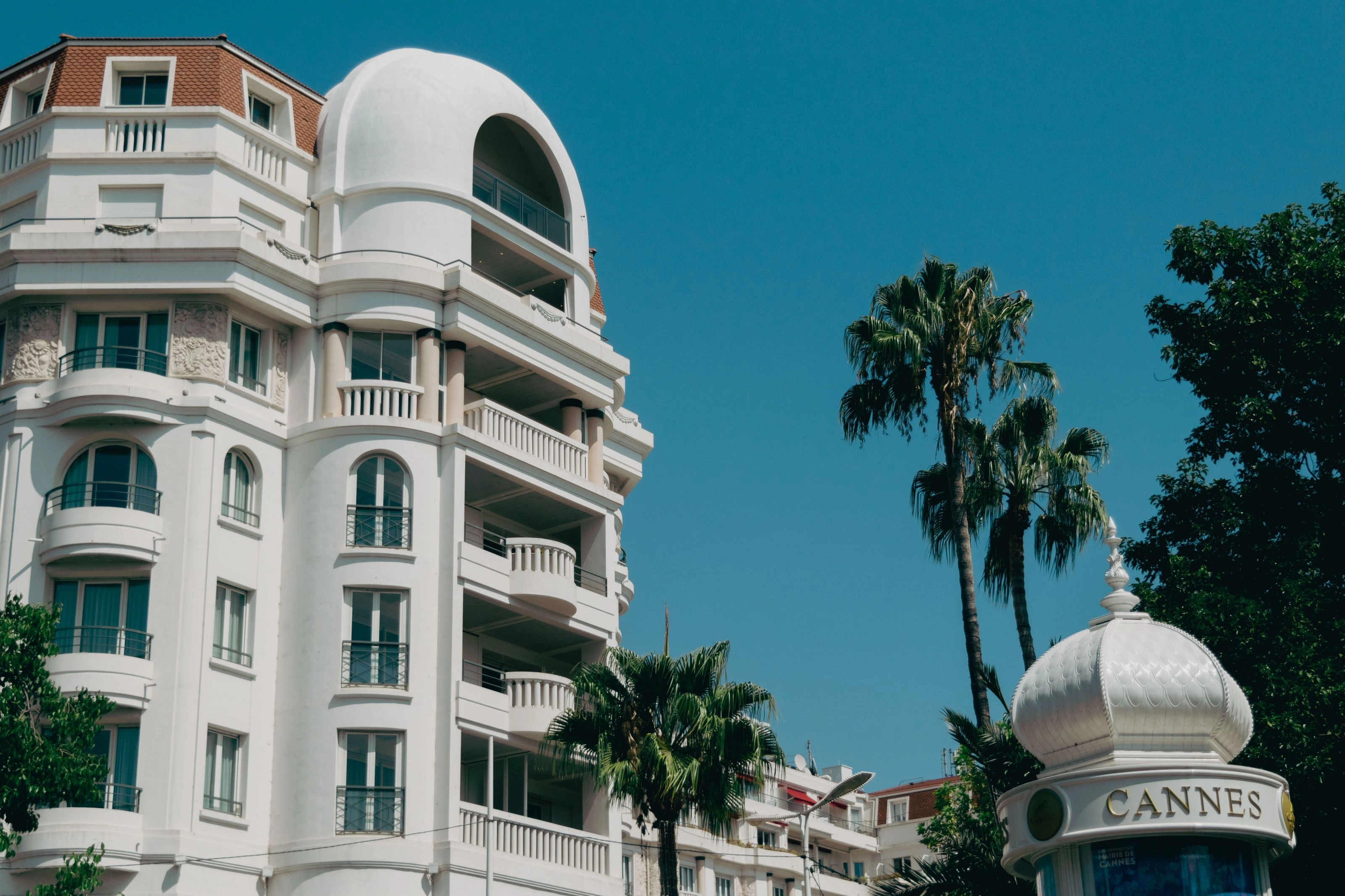 Immeuble Belle Époque et palmiers à Cannes