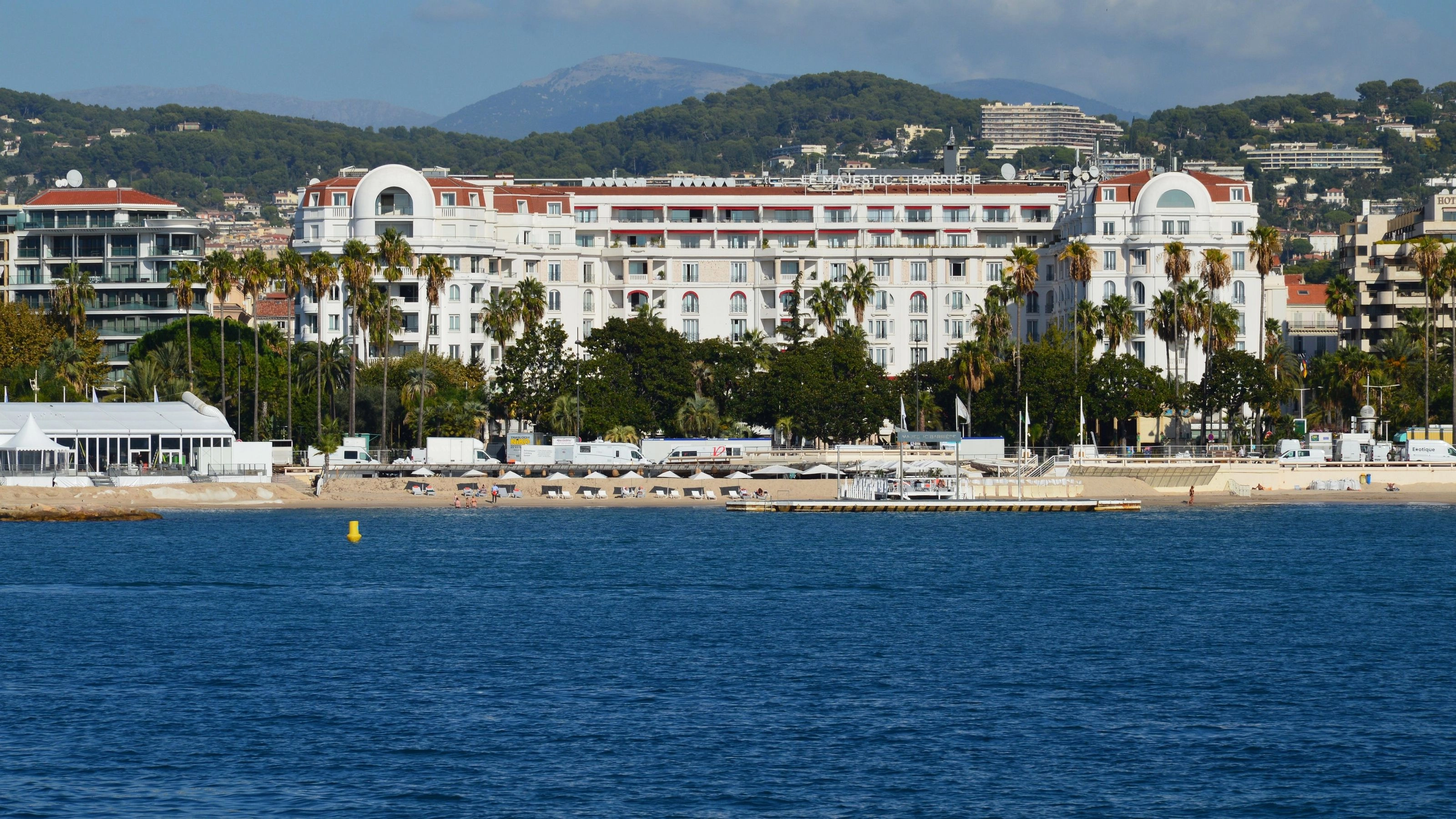 La Croisette et ses grands hôtels vus depuis la mer, Cannes