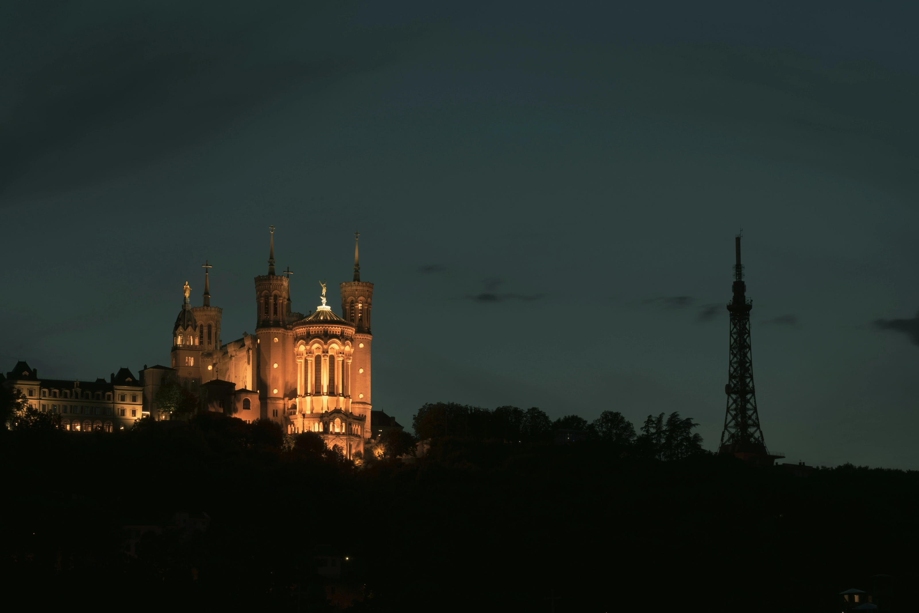 Basilique de Fourvière illuminée la nuit, Lyon