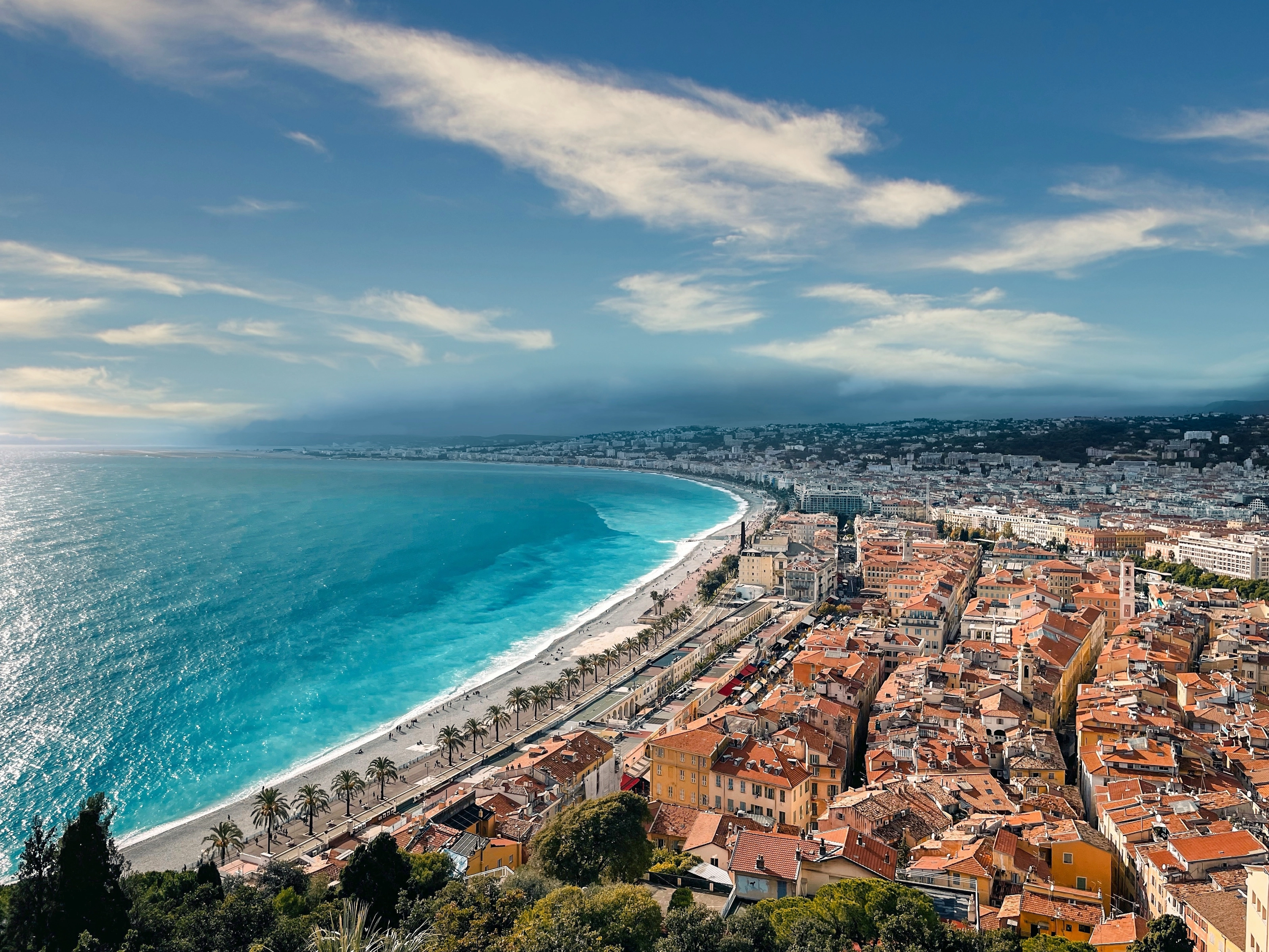 Vue aérienne ensoleillée de la baie des Anges et de la Promenade des Anglais