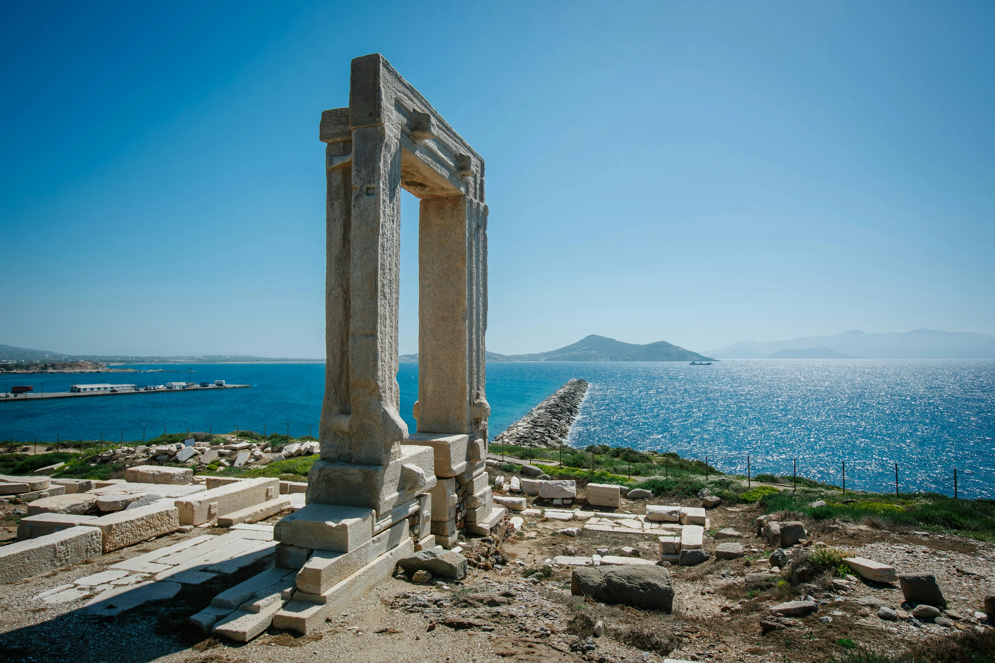 La Portara, vestige du temple d'Apollon, à l'entrée du port de Naxos