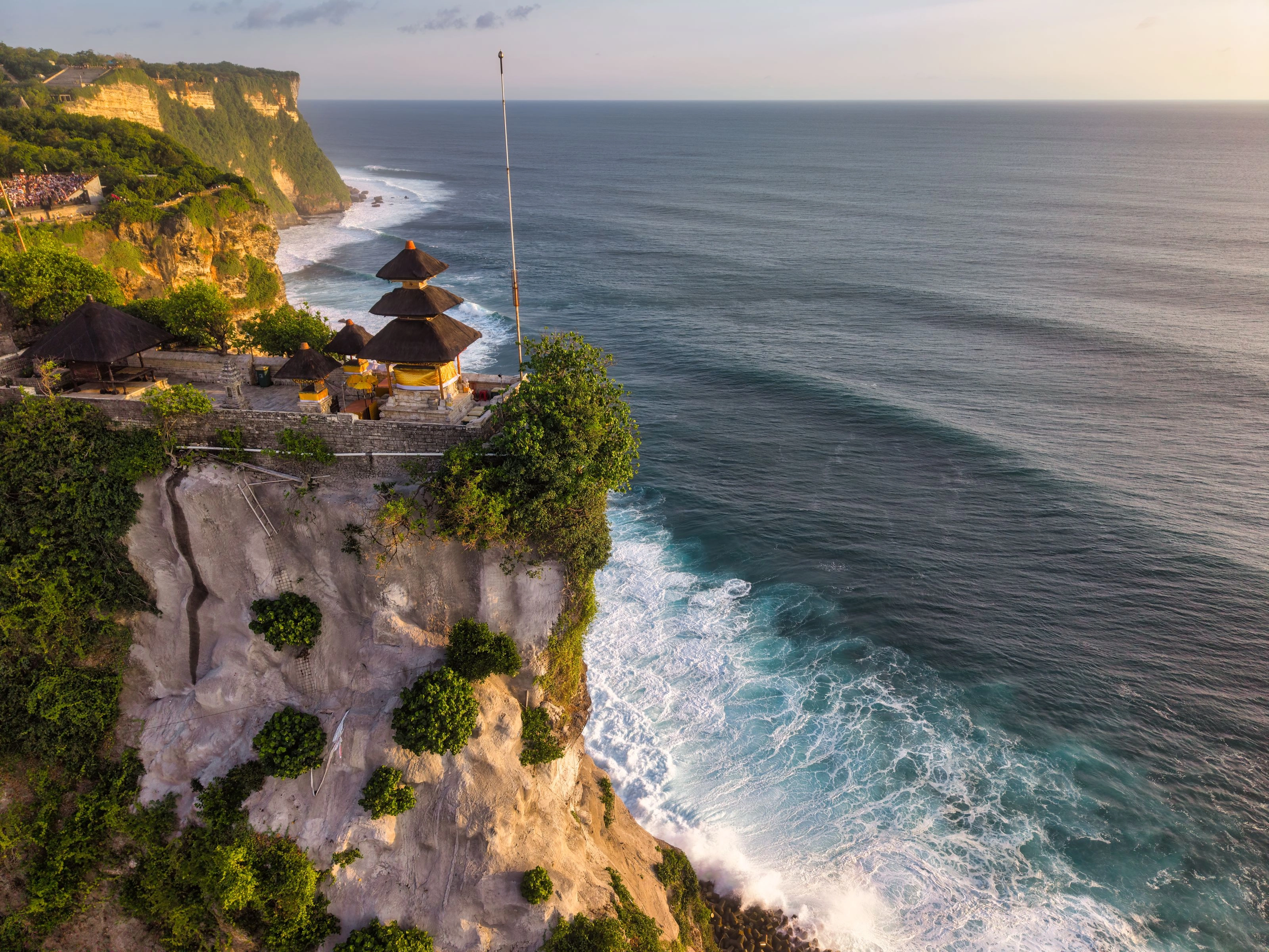 Temple balinais perché en bord de falaise au coucher du soleil, péninsule de Bukit