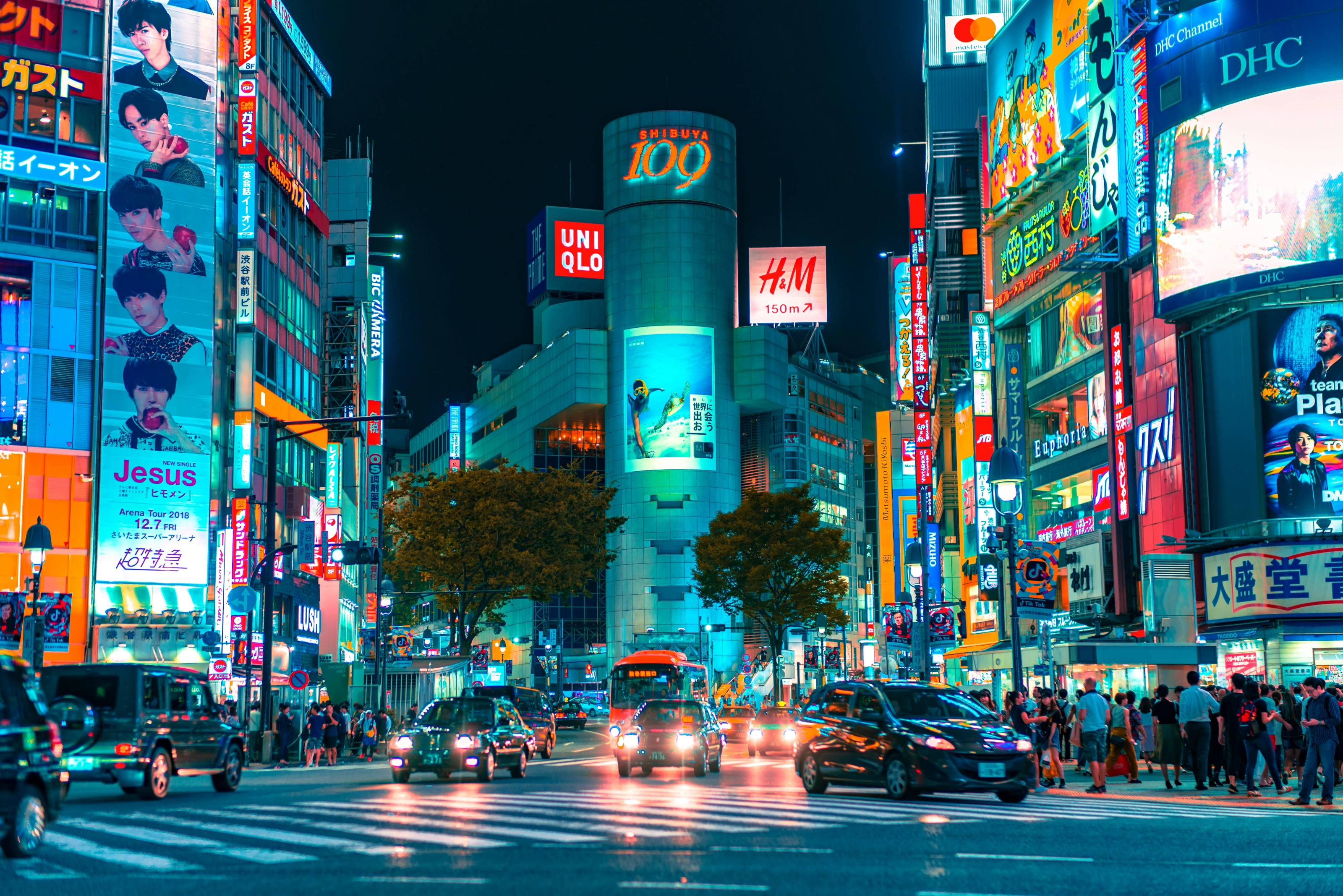 Carrefour de Shibuya, Tokyo, enseignes lumineuses de nuit