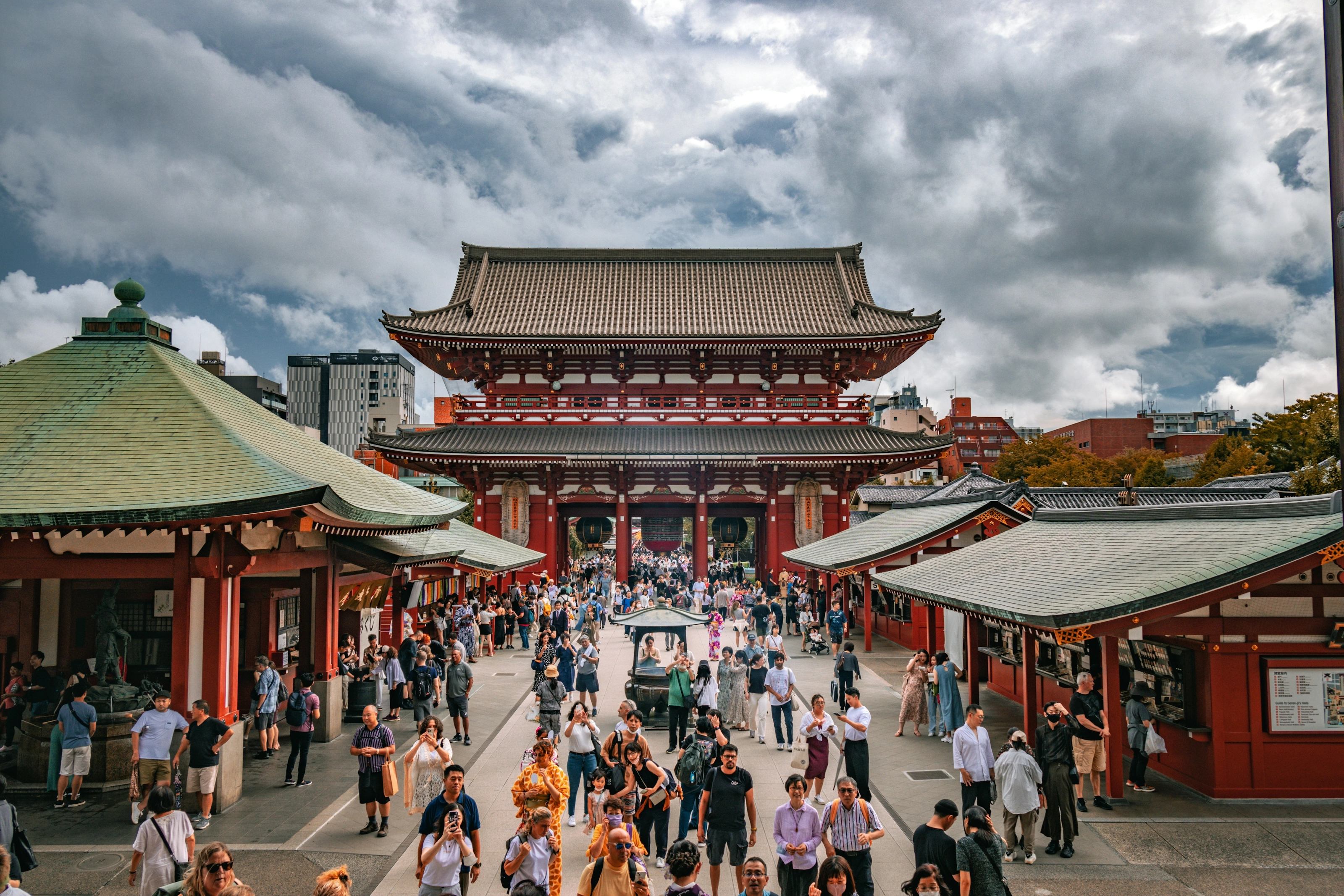 Temple Senso-ji d'Asakusa, Tokyo, sous un ciel nuageux