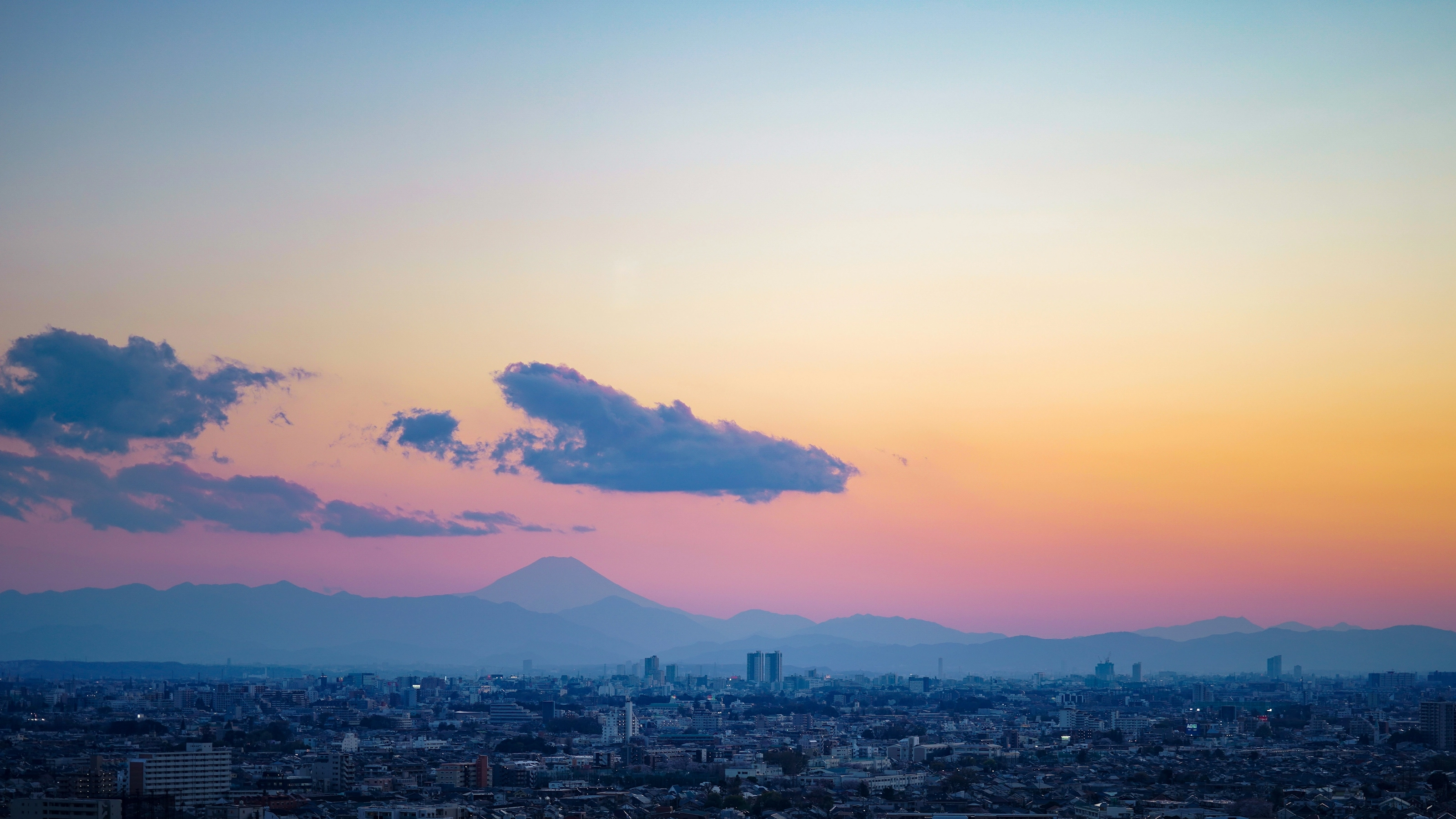 Silhouette du Mont Fuji au coucher du soleil, vue depuis l'agglomération de Tokyo