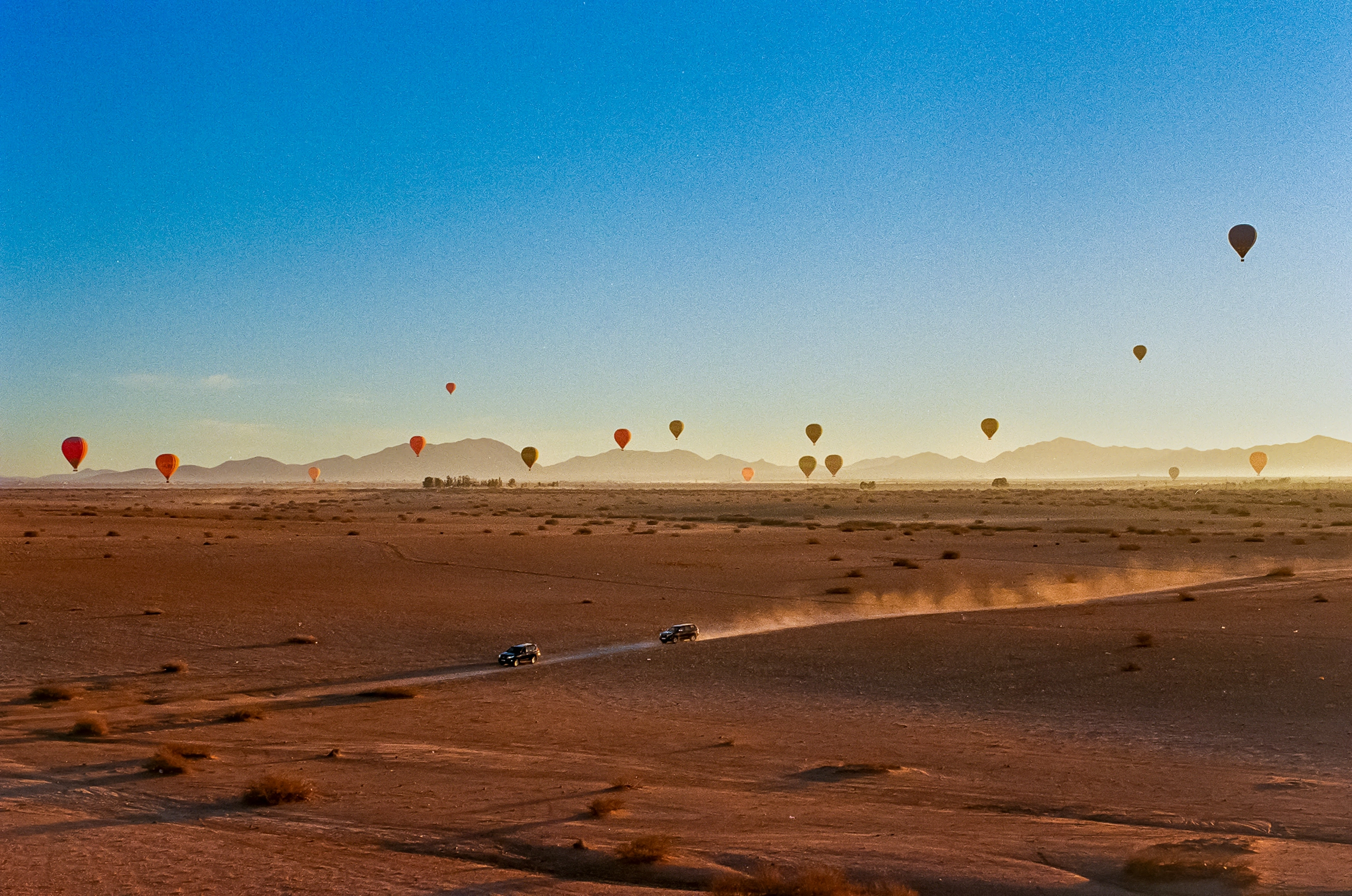 Montgolfières au lever du soleil au-dessus du désert d'Agafay, près de Marrakech
