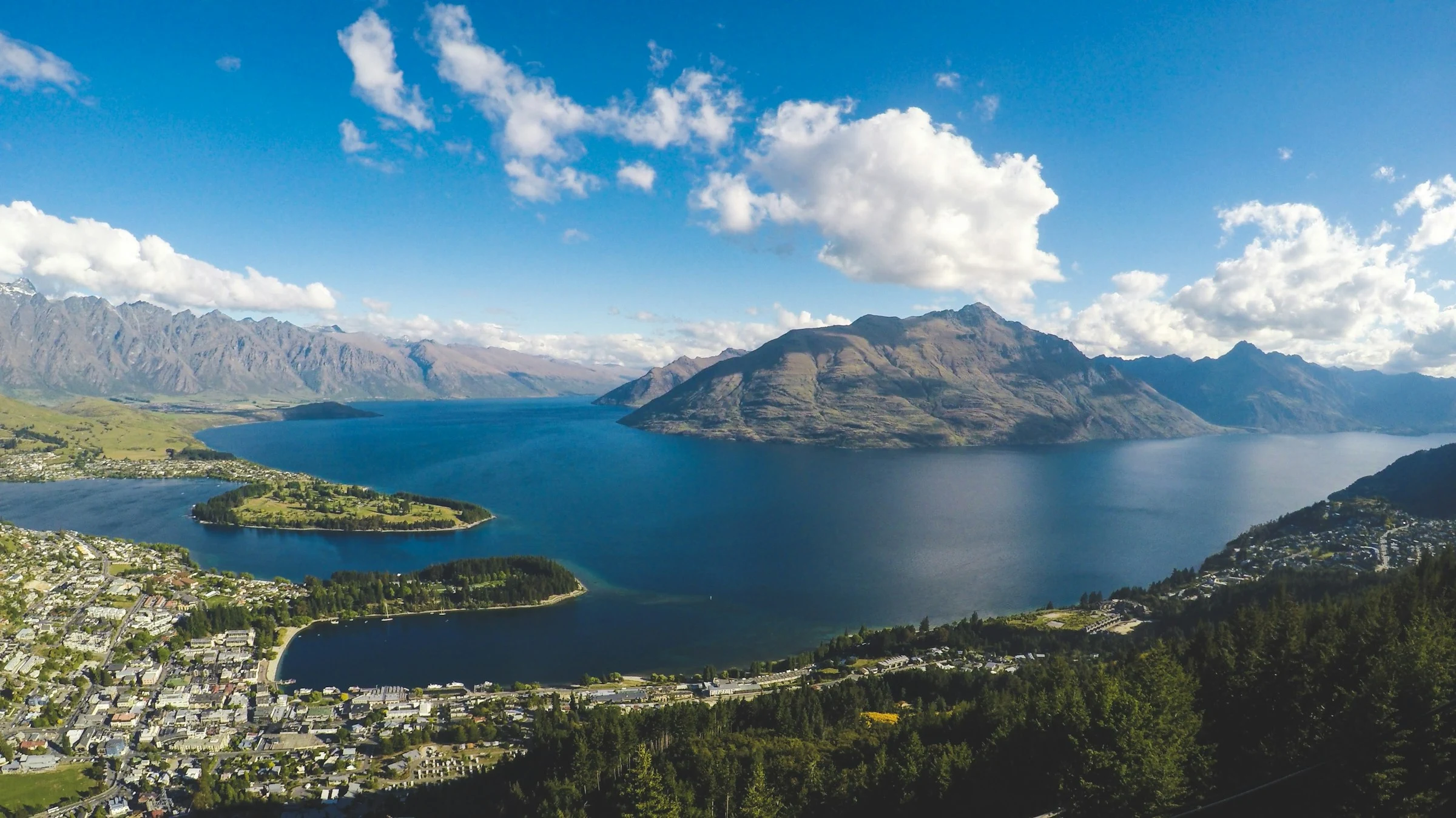 Lac Wakatipu et les Remarkables vus depuis les hauteurs de Queenstown, Nouvelle-Zélande