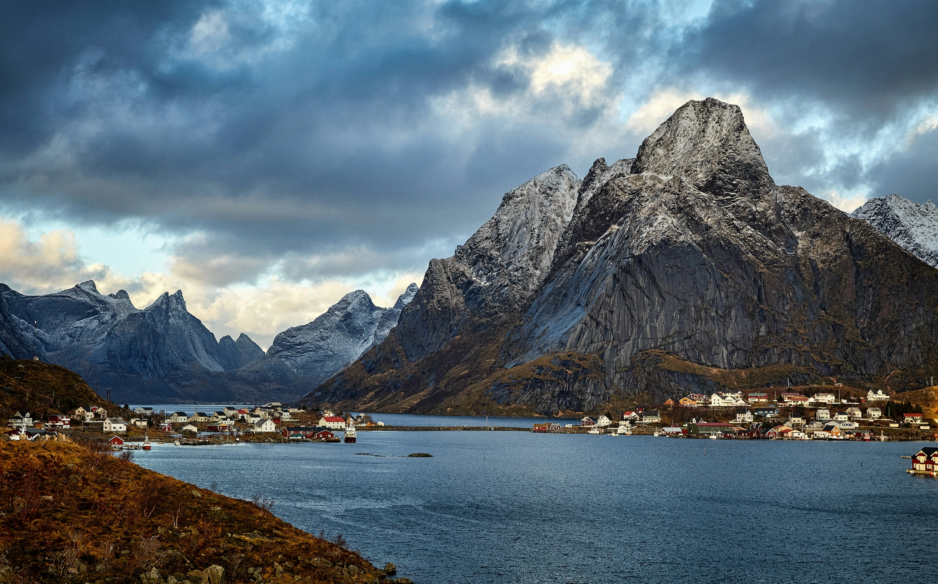 Îles Lofoten, Norvège, le village de Reine et ses cabanes de pêcheurs