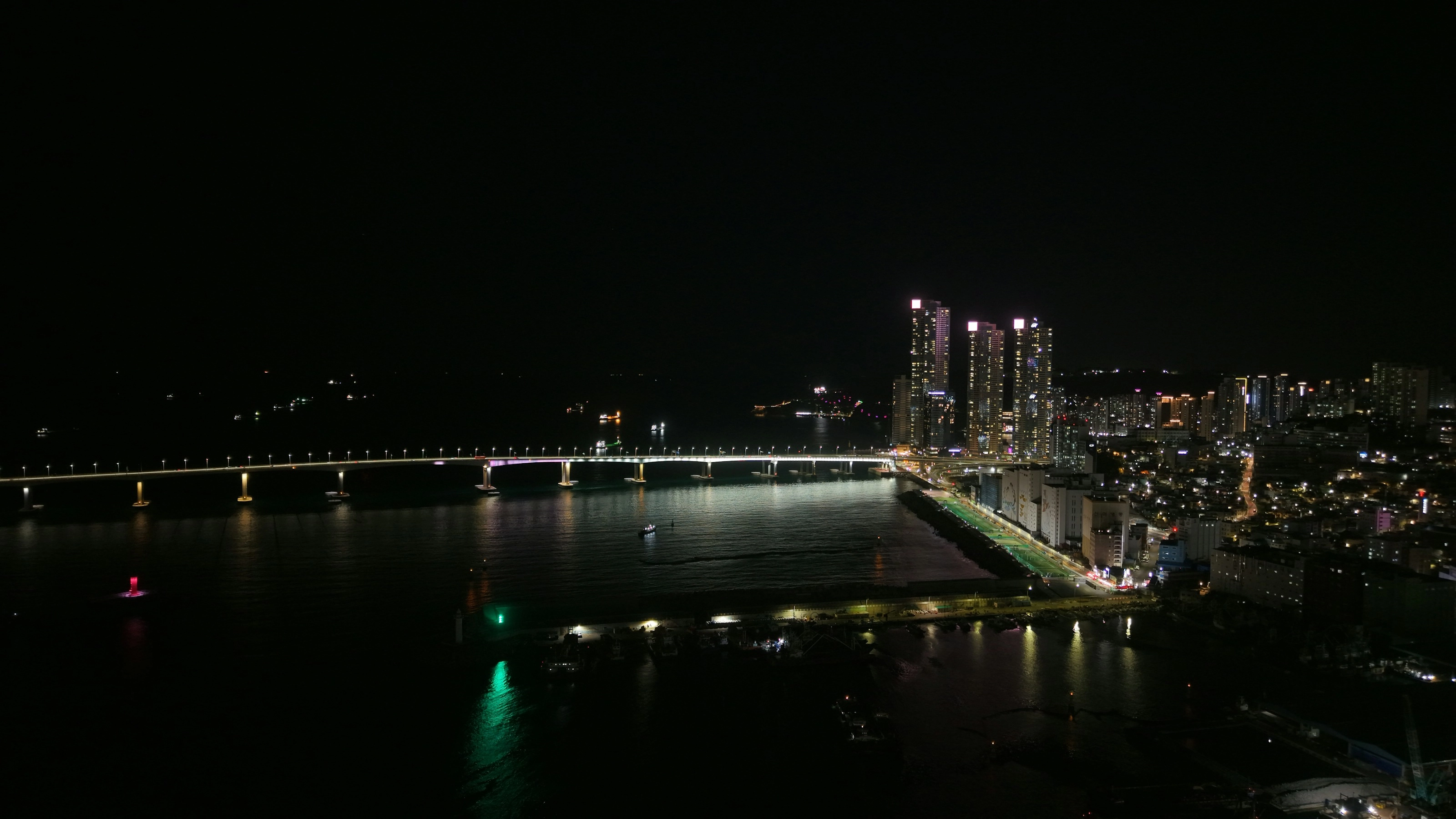 Le pont Gwangan illuminé de nuit à Busan