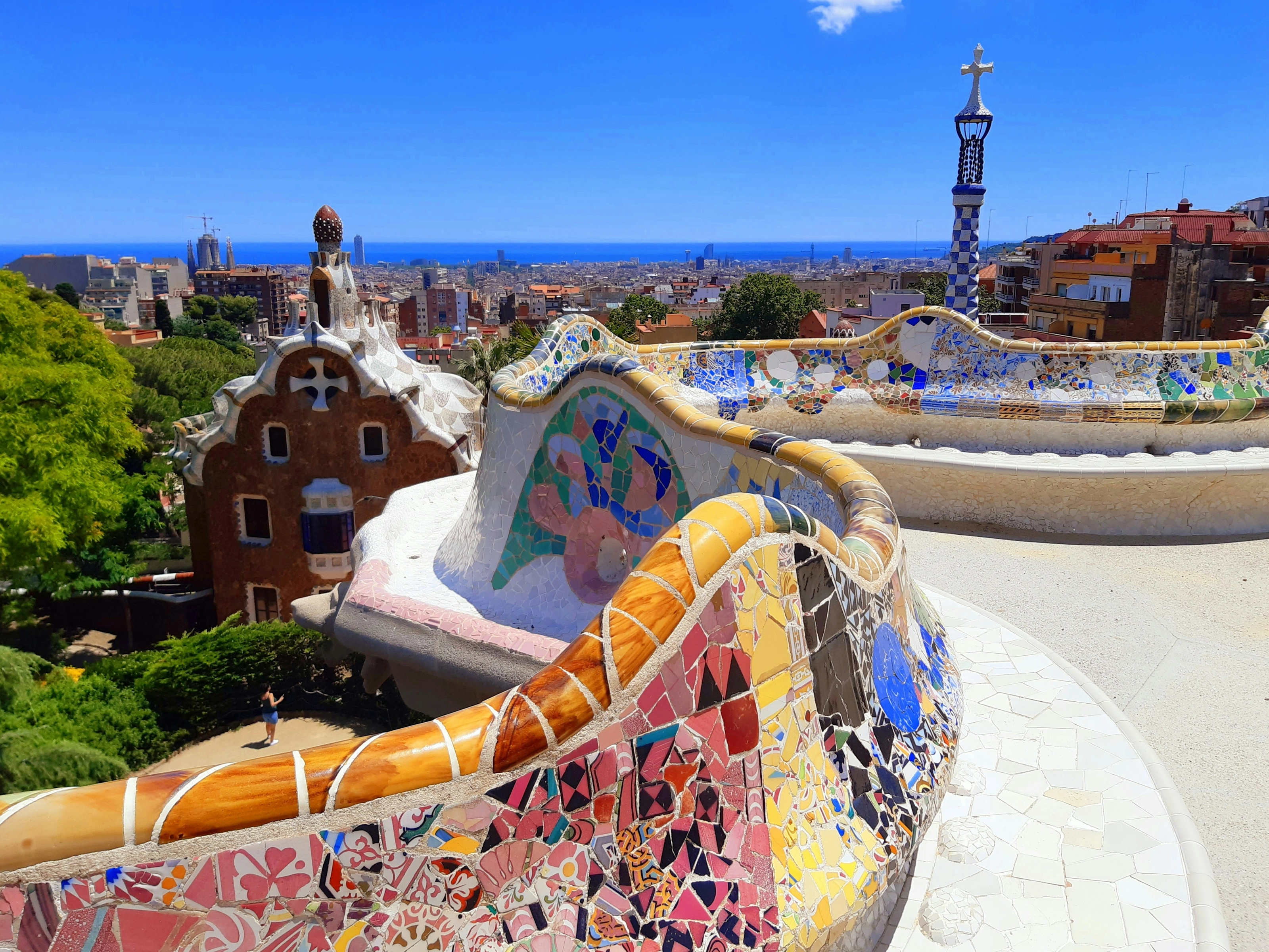 Terrasse en mosaïque colorée du Park Güell surplombant Barcelone