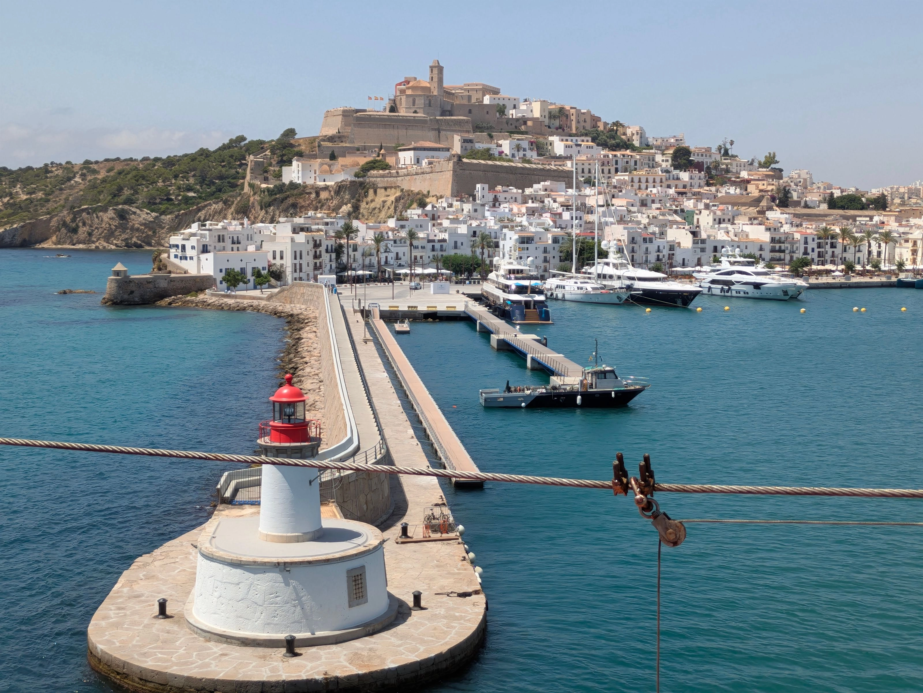 Vue sur la vieille ville fortifiée de Dalt Vila et la marina d'Ibiza
