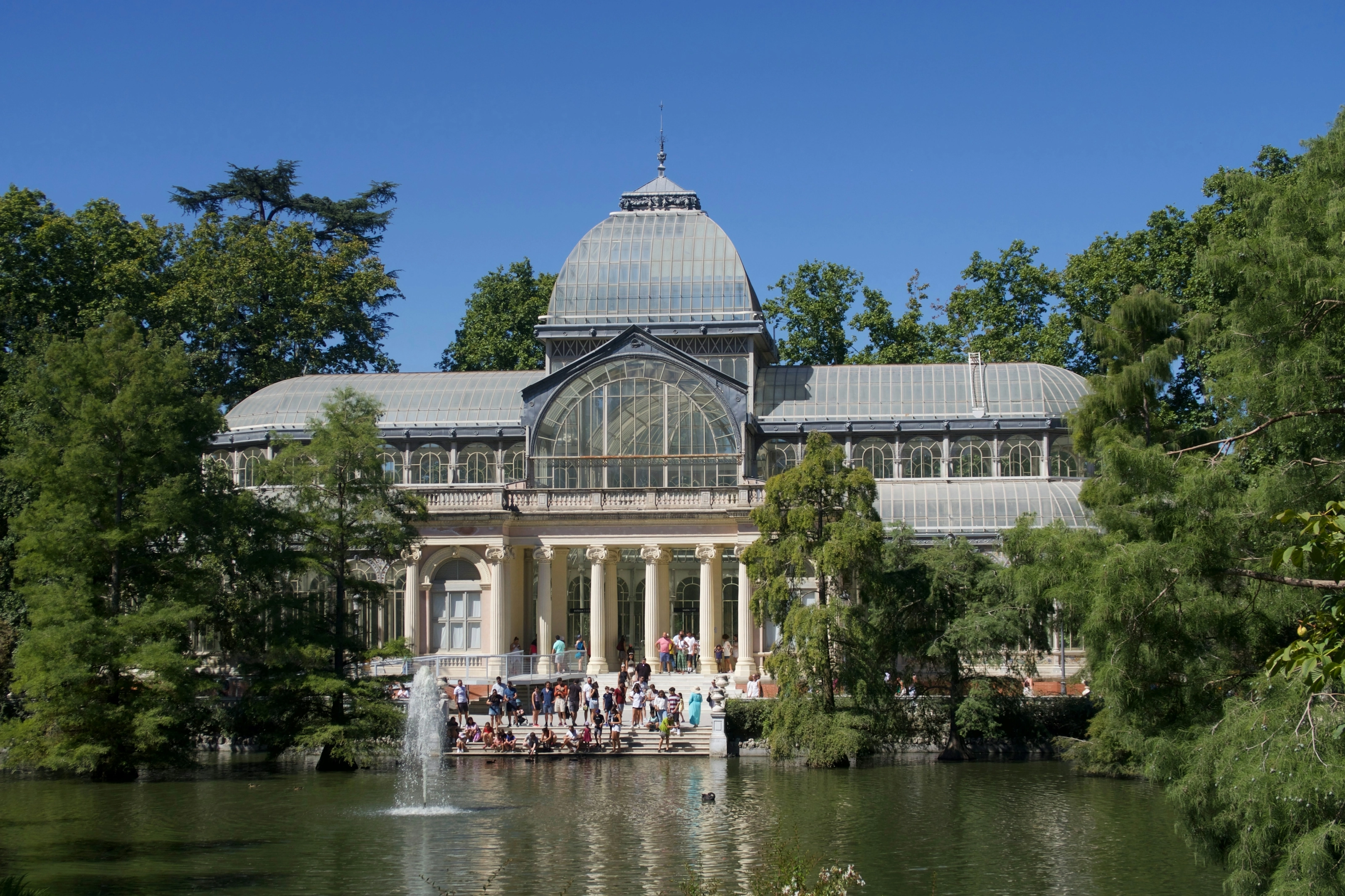 Palacio de Cristal et son bassin dans le parc du Retiro, Madrid
