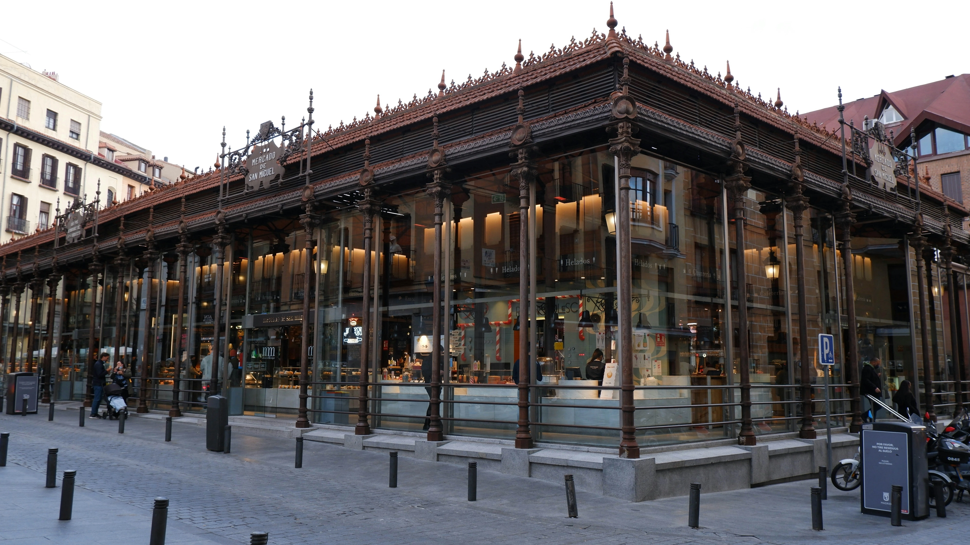 Façade en fer forgé du Mercado San Miguel illuminée en soirée, Madrid