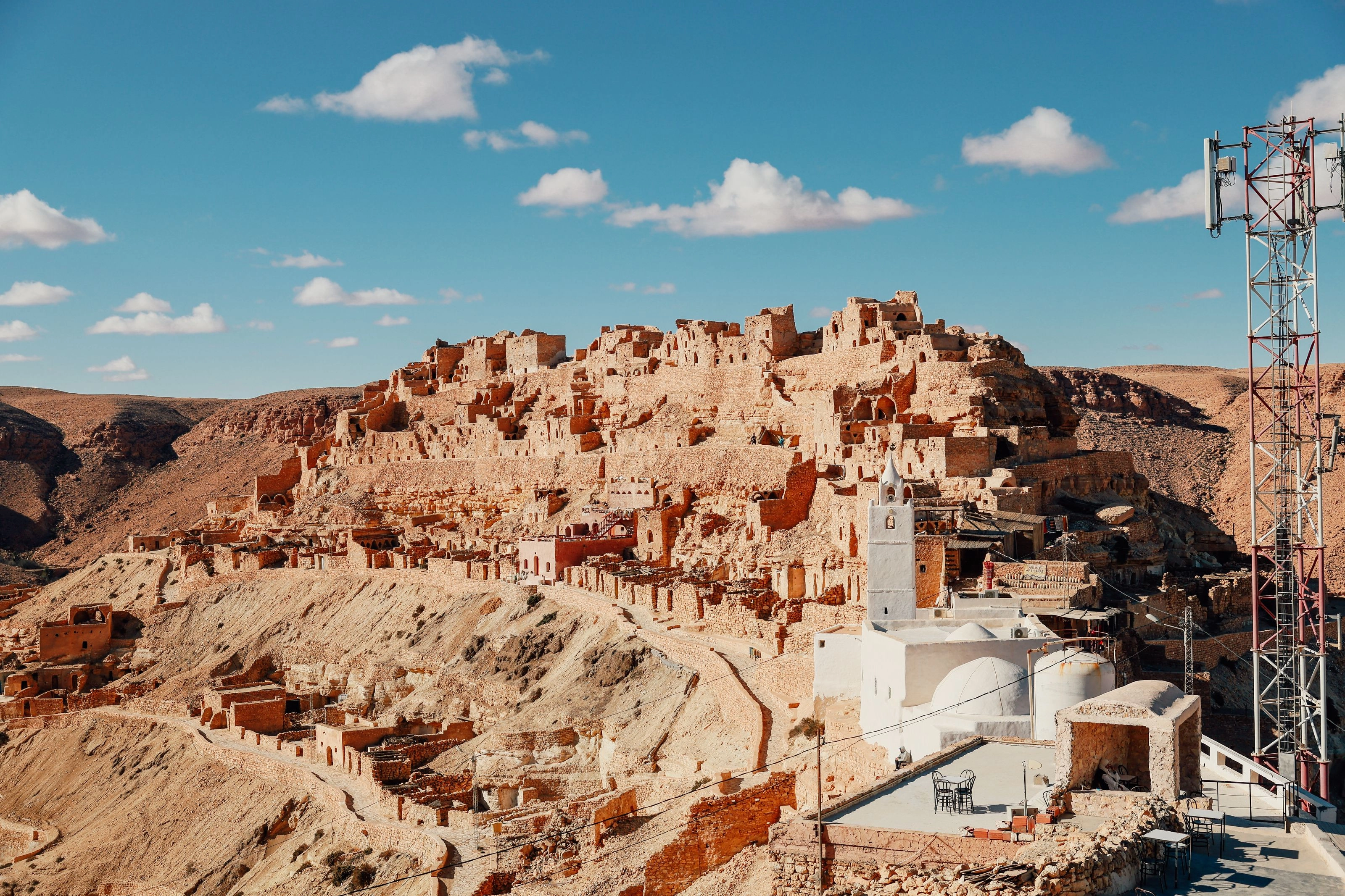 Village berbère de Chenini construit à flanc de montagne