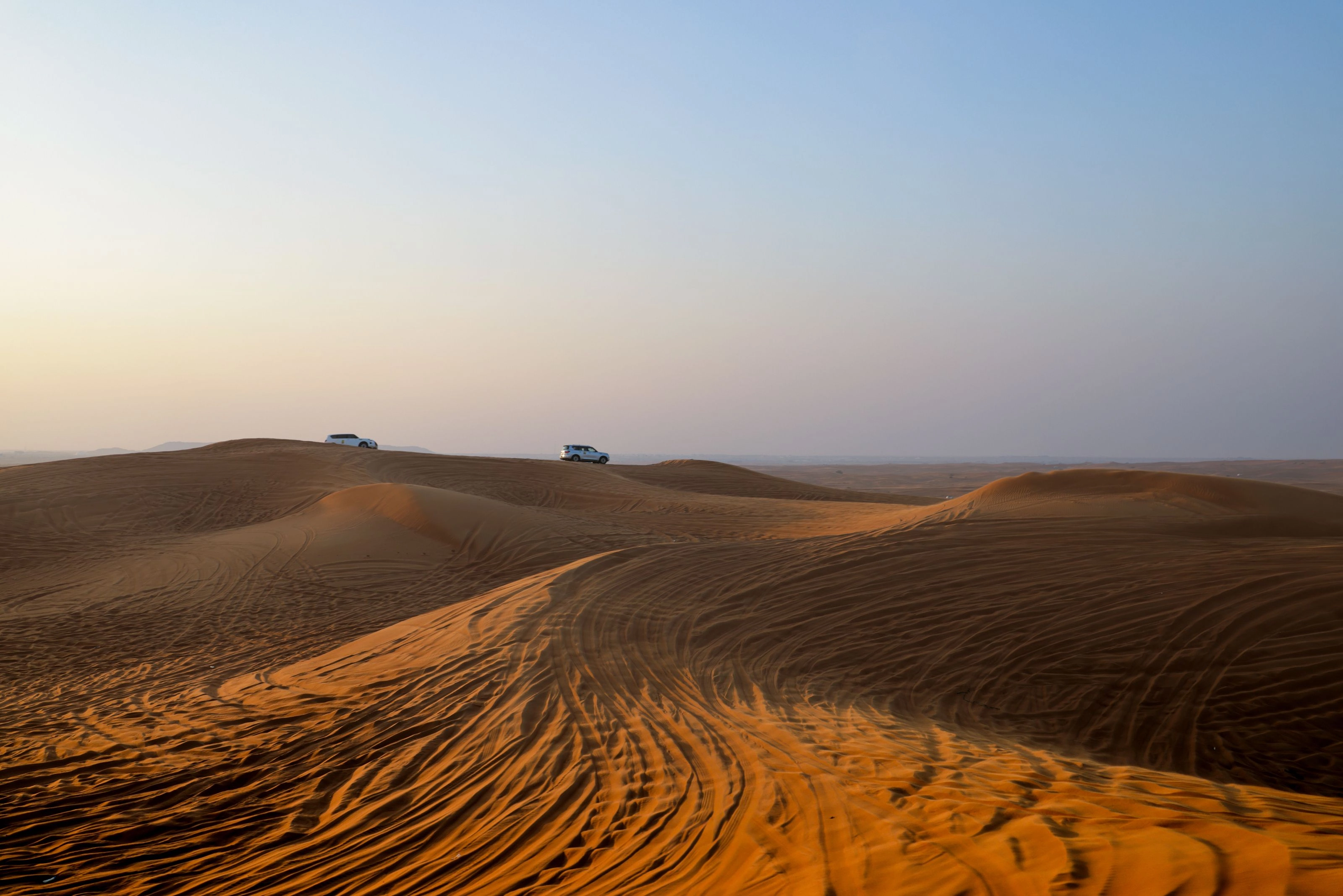 Dunes dorées du Sahara près de Douz avec des 4x4