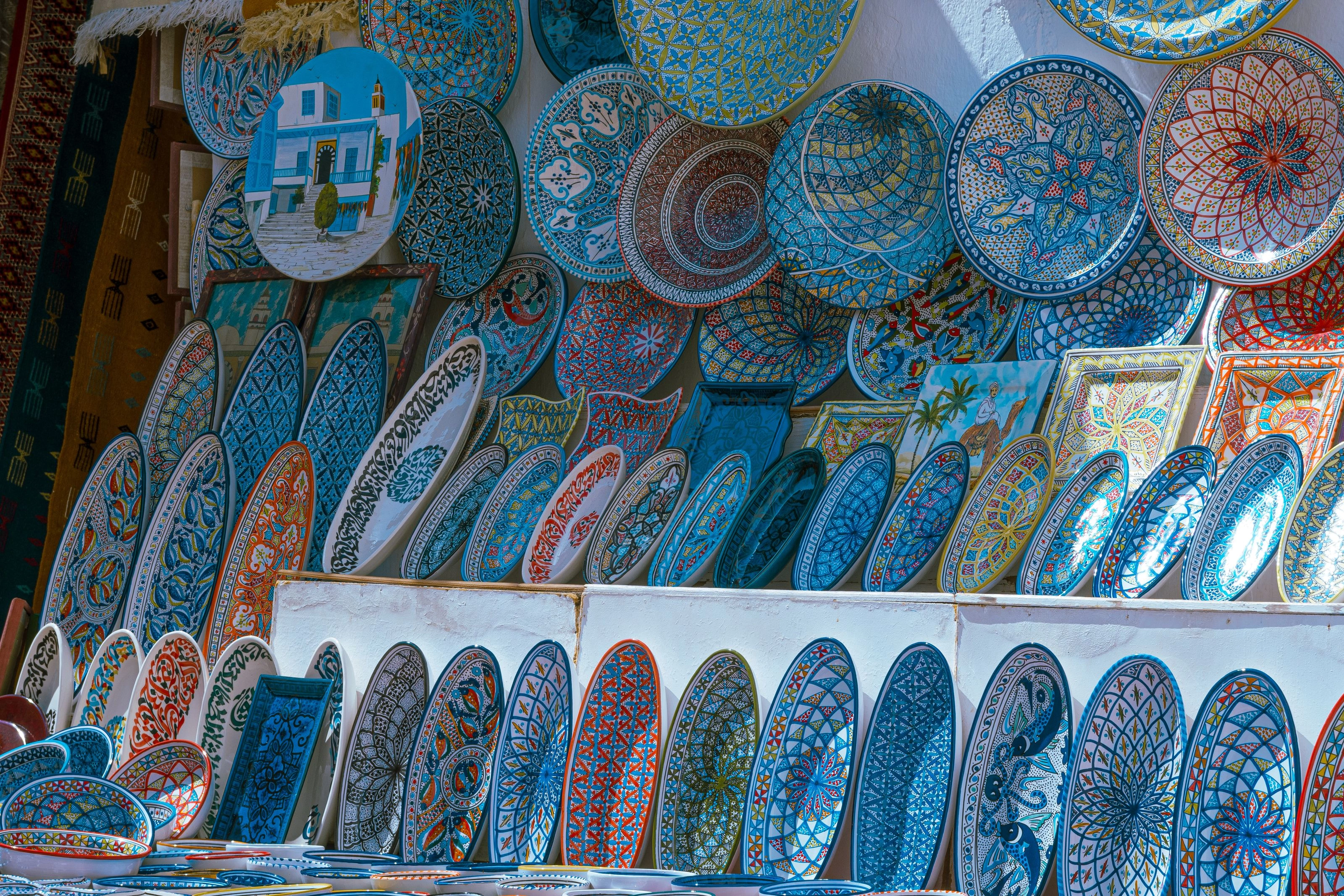 Étal de poteries colorées au marché de Nabeul