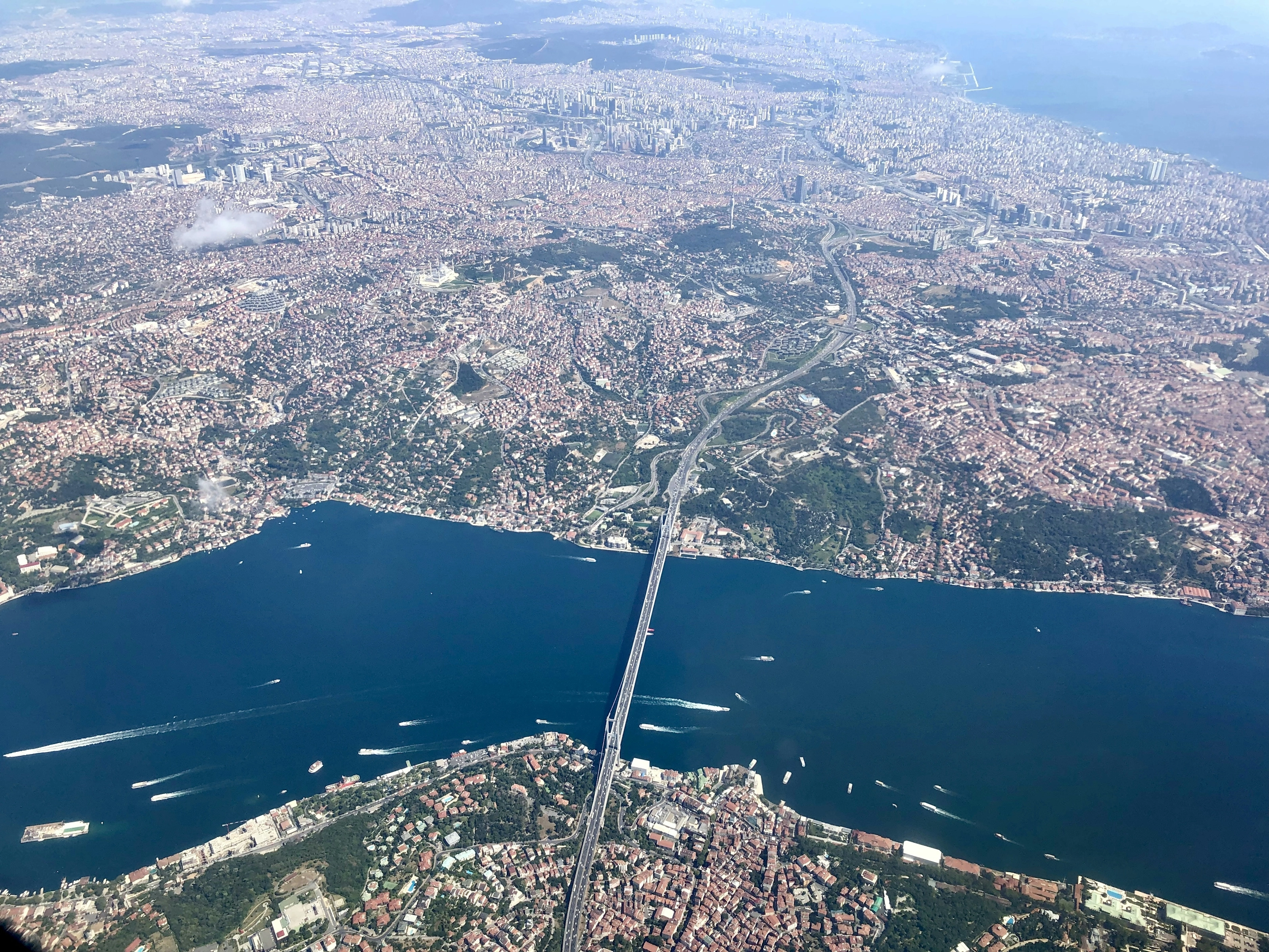 Vue aérienne large d'Istanbul de part et d'autre du Bosphore