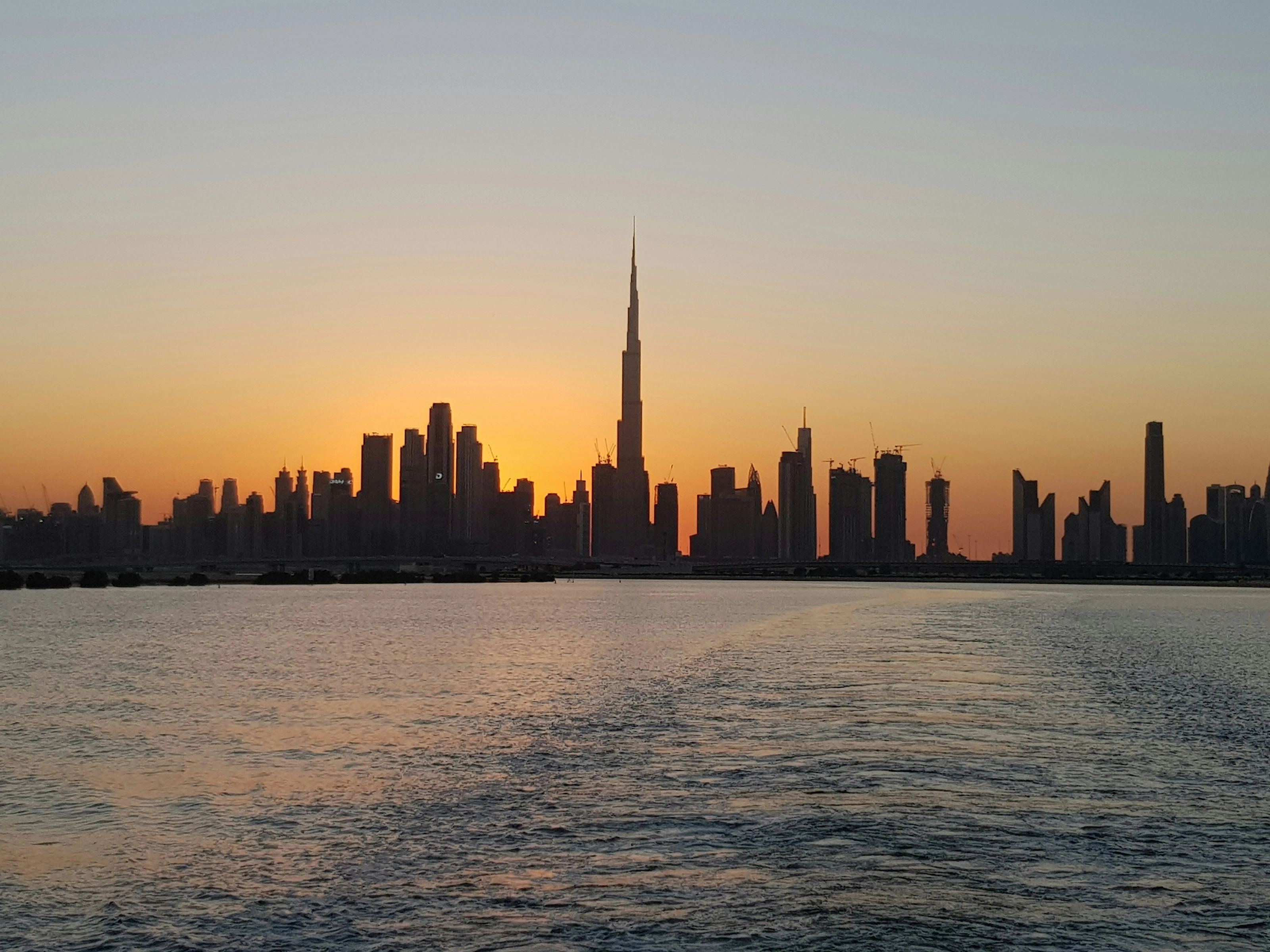 Skyline de Dubaï au coucher du soleil vu depuis le golfe Persique
