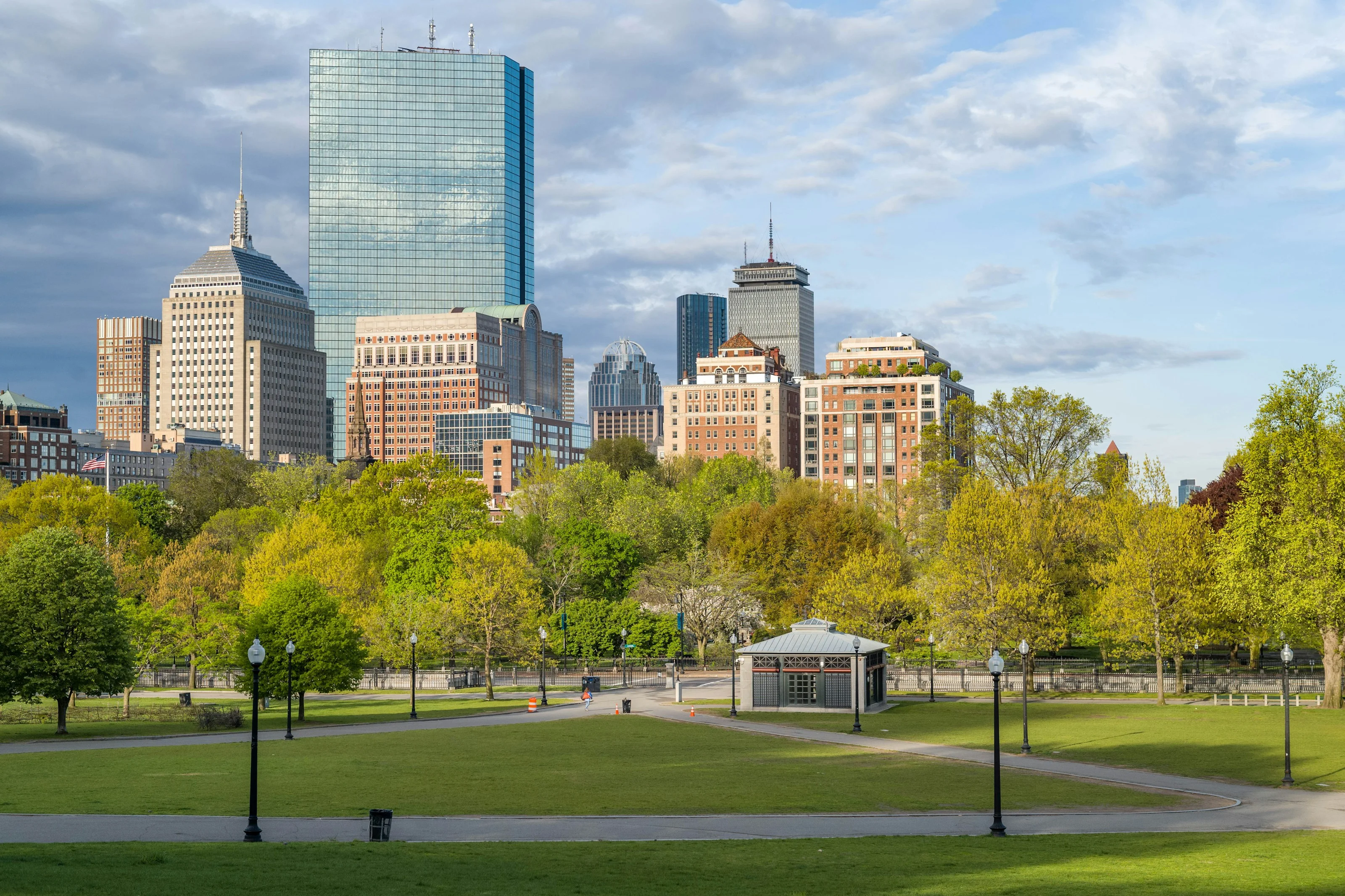 Skyline de Back Bay elevándose tras el césped verde de Boston Common
