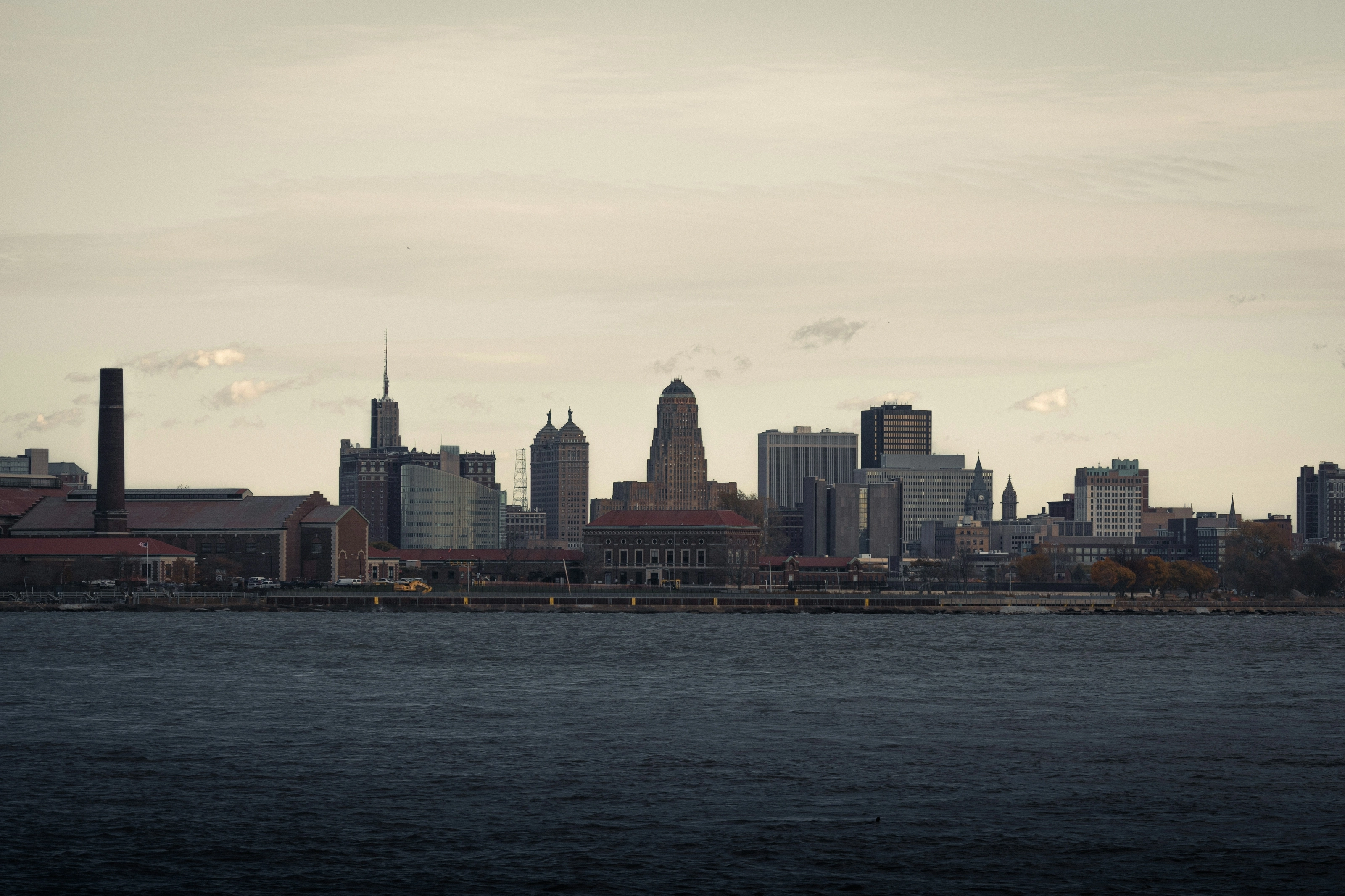 Skyline de Buffalo au crépuscule depuis le lac Érié
