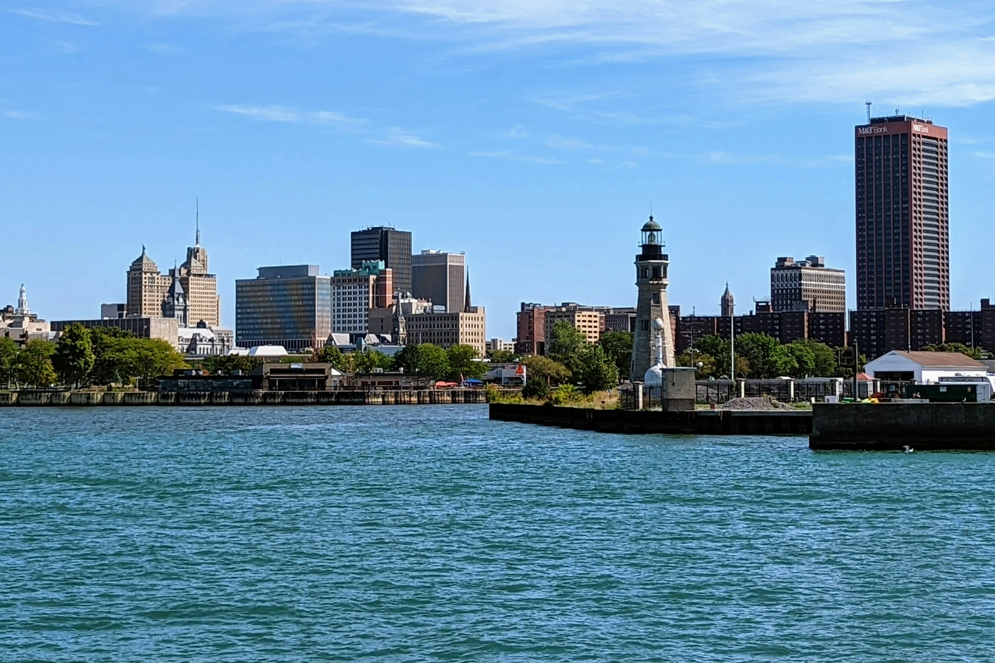 Skyline von Buffalo und Leuchtturm Buffalo Main Light vom Wasser aus gesehen