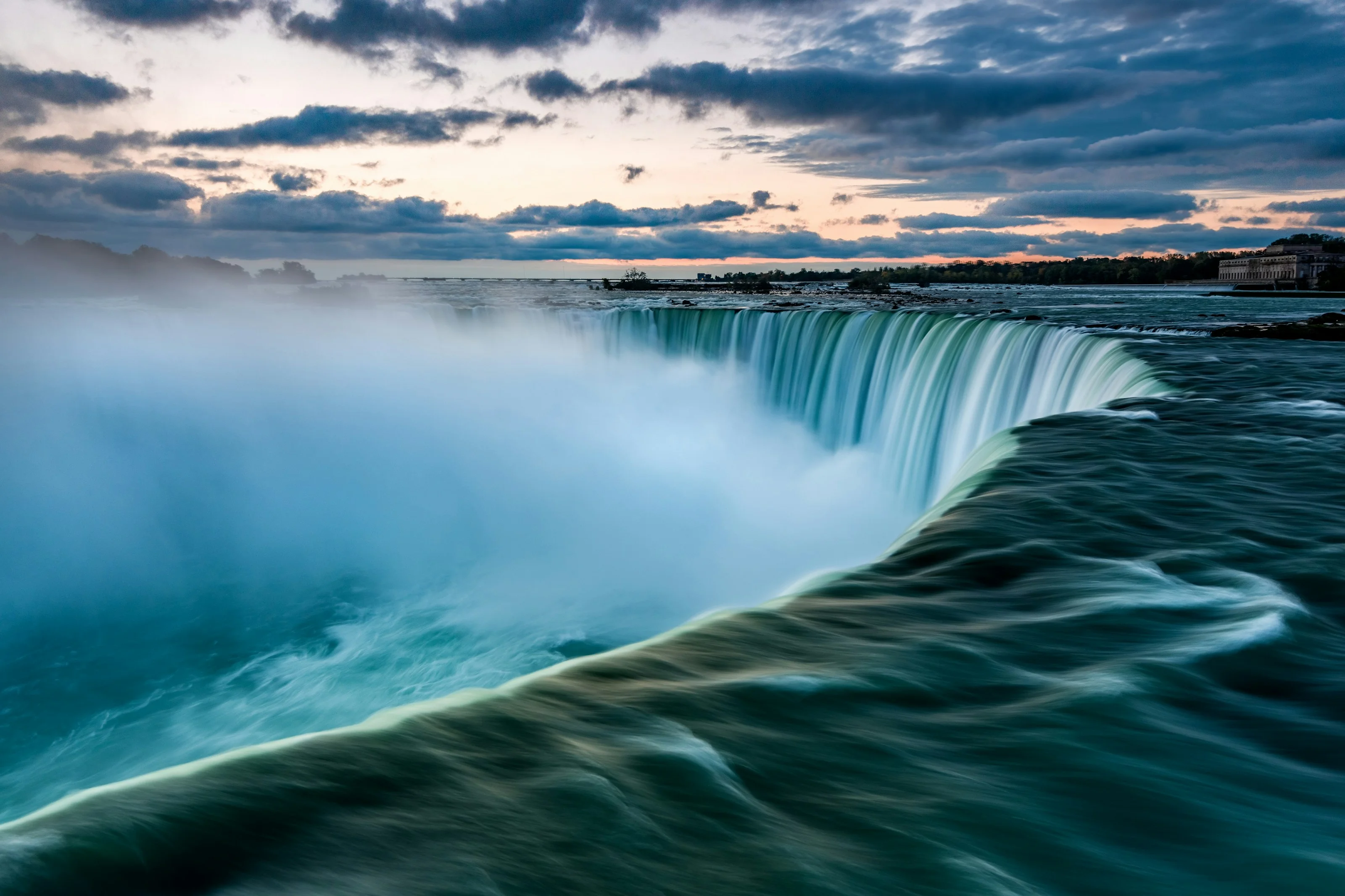Horseshoe Falls der Niagarafälle in der Abenddämmerung