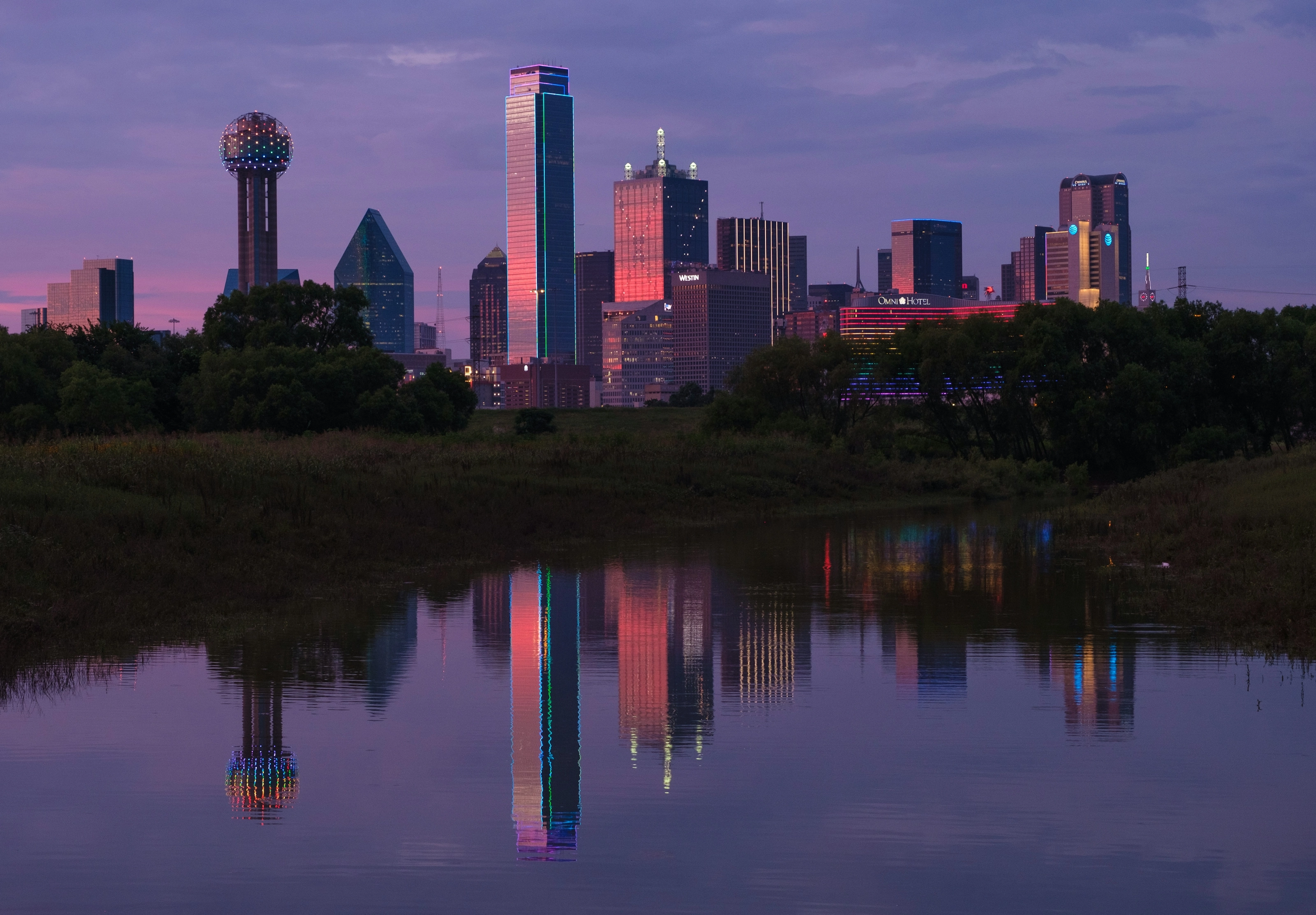 Skyline de Dallas et Reunion Tower reflétés dans la Trinity River au crépuscule
