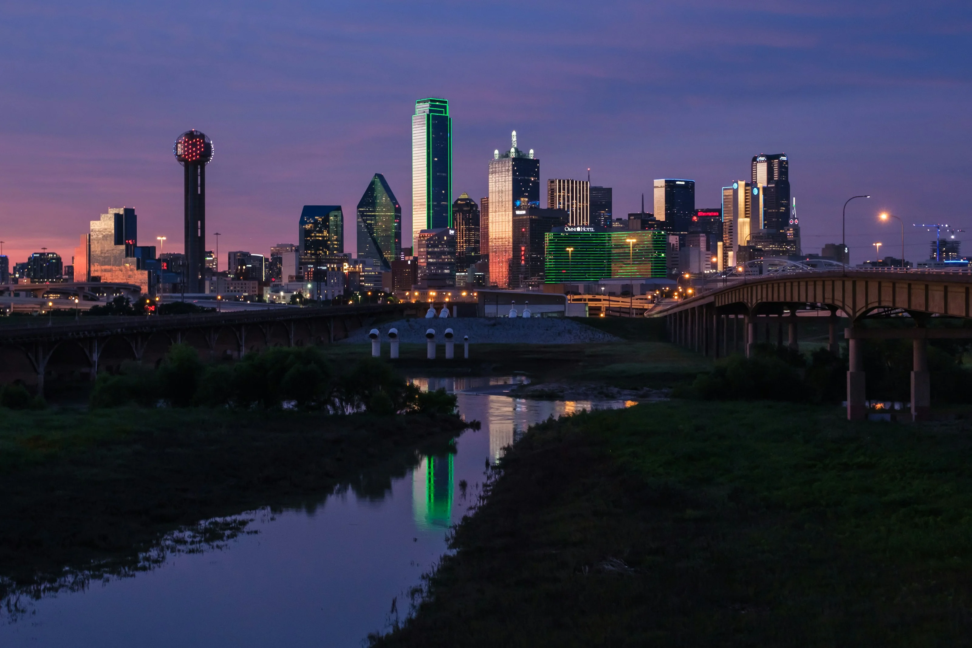Skyline von Downtown Dallas, gesehen über den Trinity River in der Abenddämmerung
