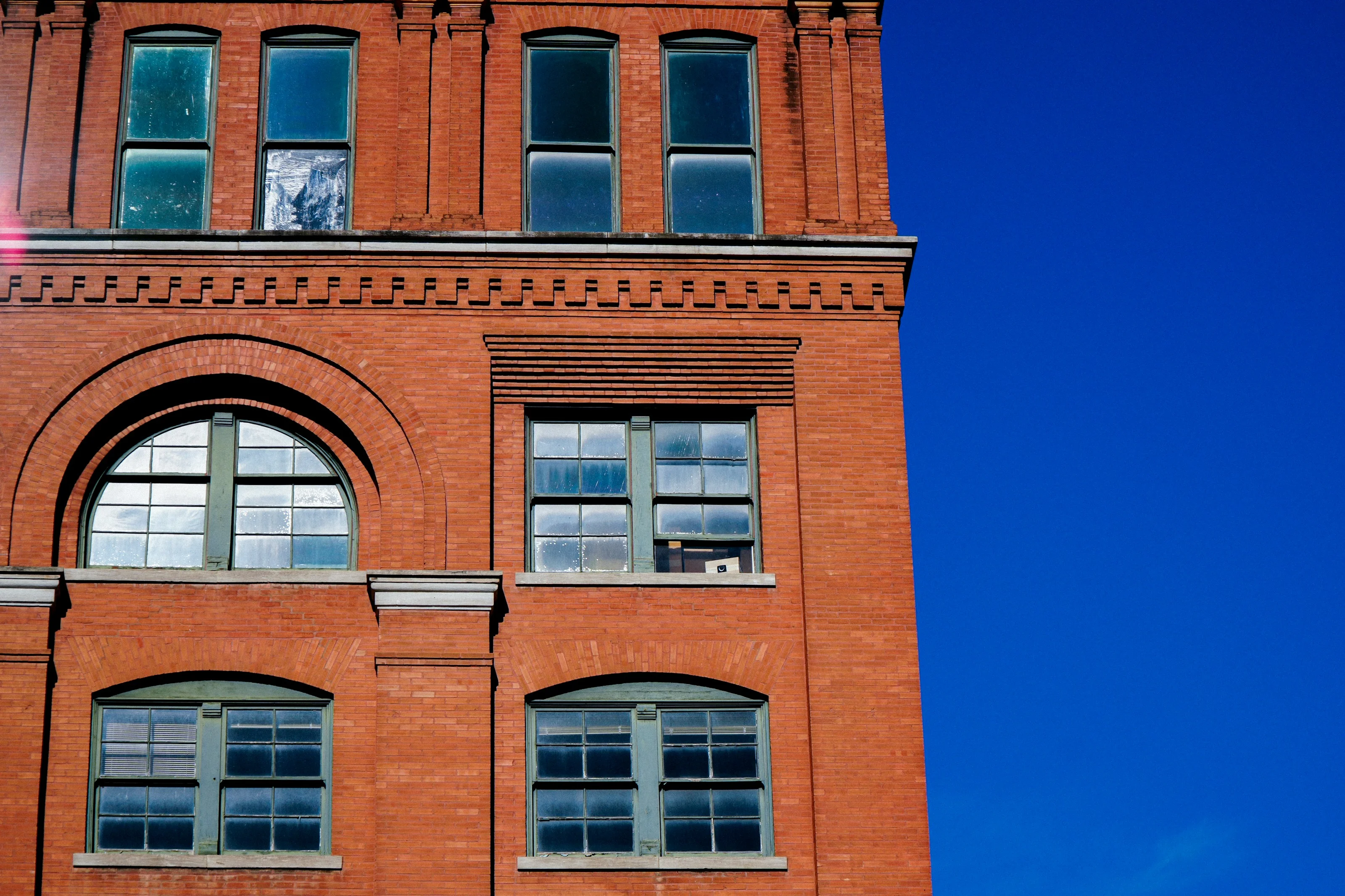 Fassade des ehemaligen Texas School Book Depository, heute Sixth Floor Museum, Dallas