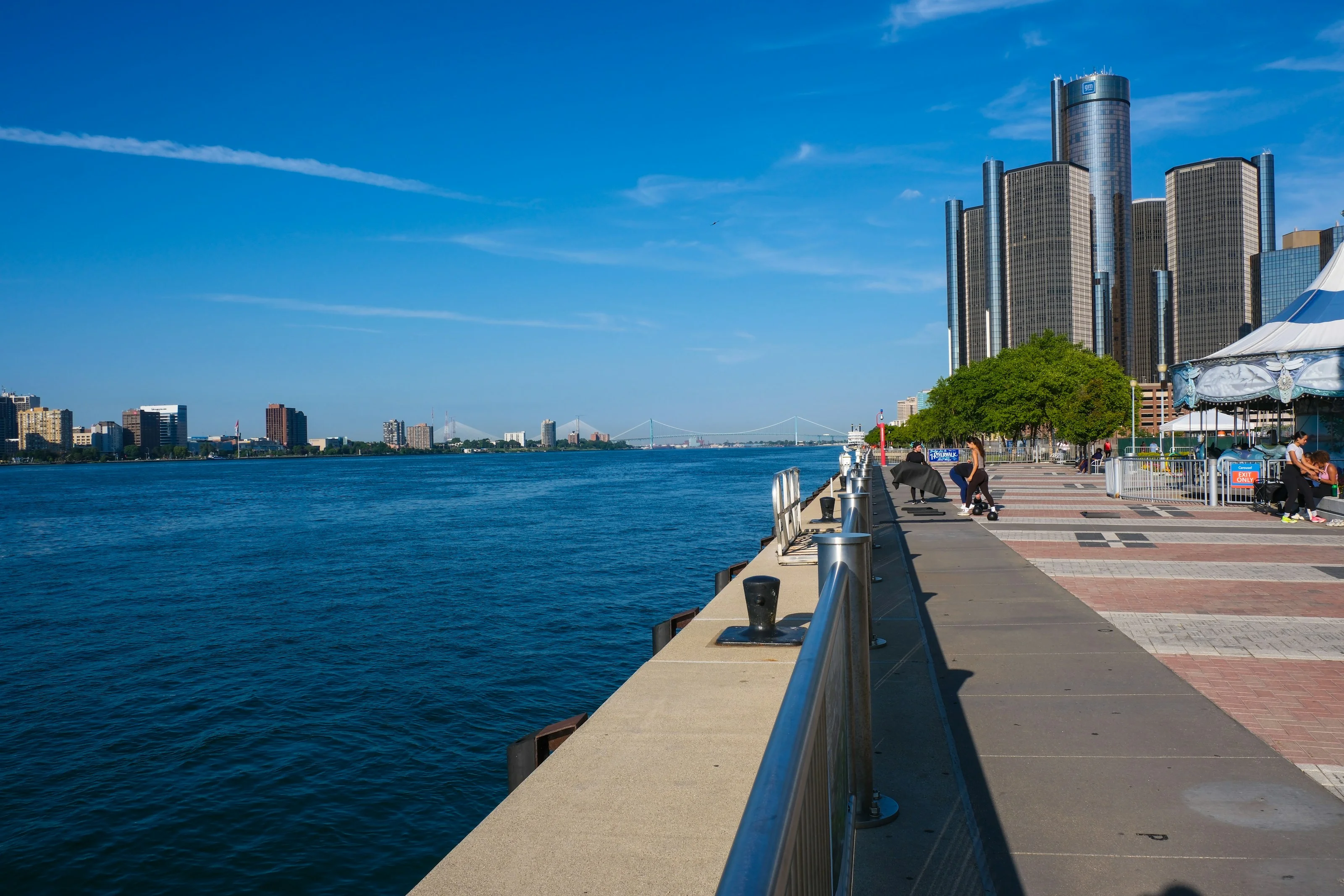 Detroit Riverwalk bei Sonnenschein mit Blick auf das Renaissance Center