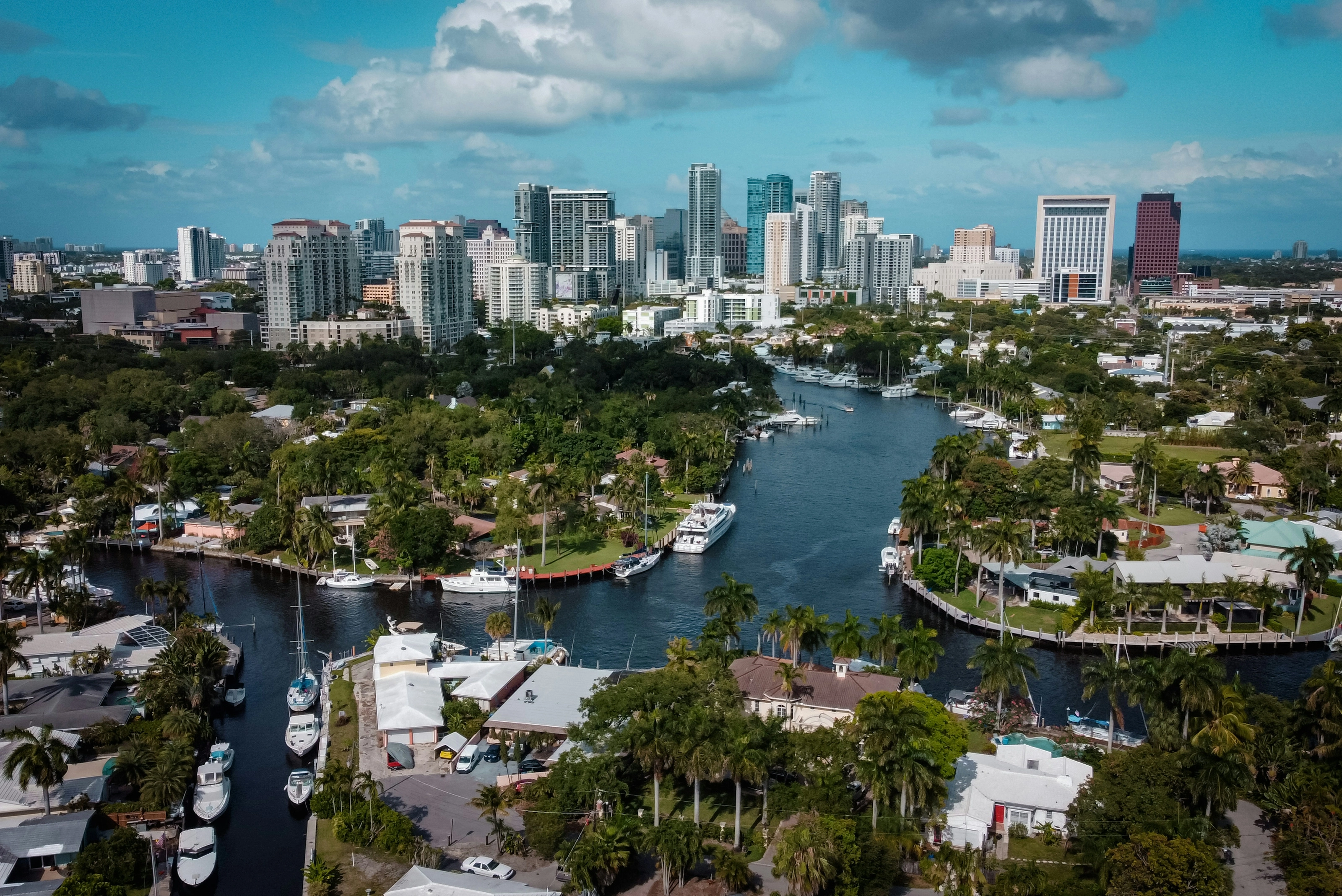 Vue aérienne des canaux résidentiels de Fort Lauderdale face au centre-ville