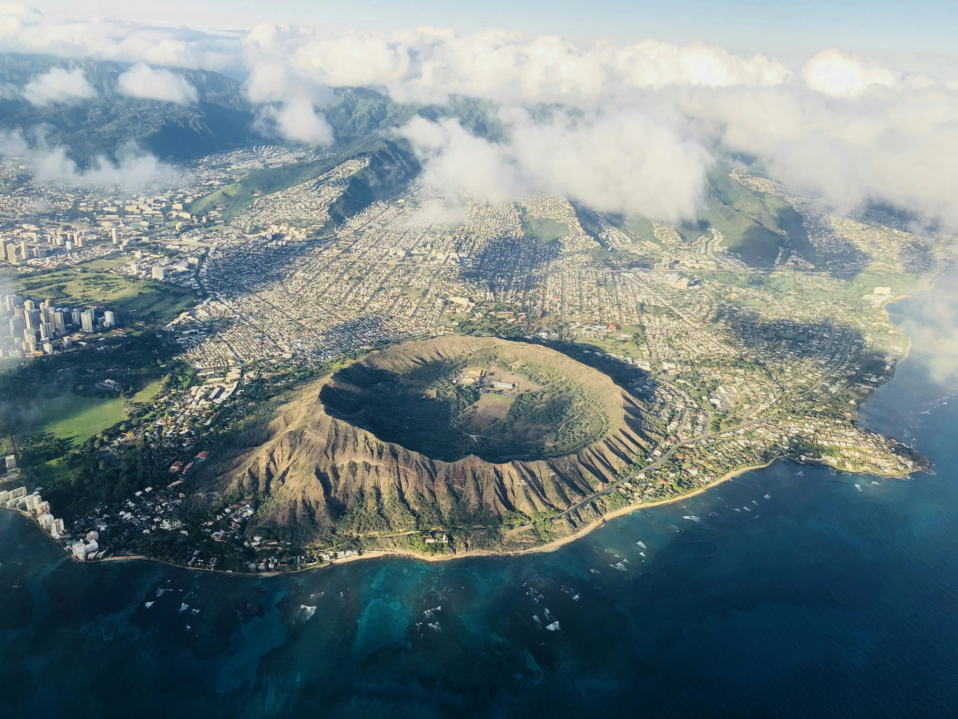 Vue aérienne du cratère volcanique de Diamond Head, Oahu
