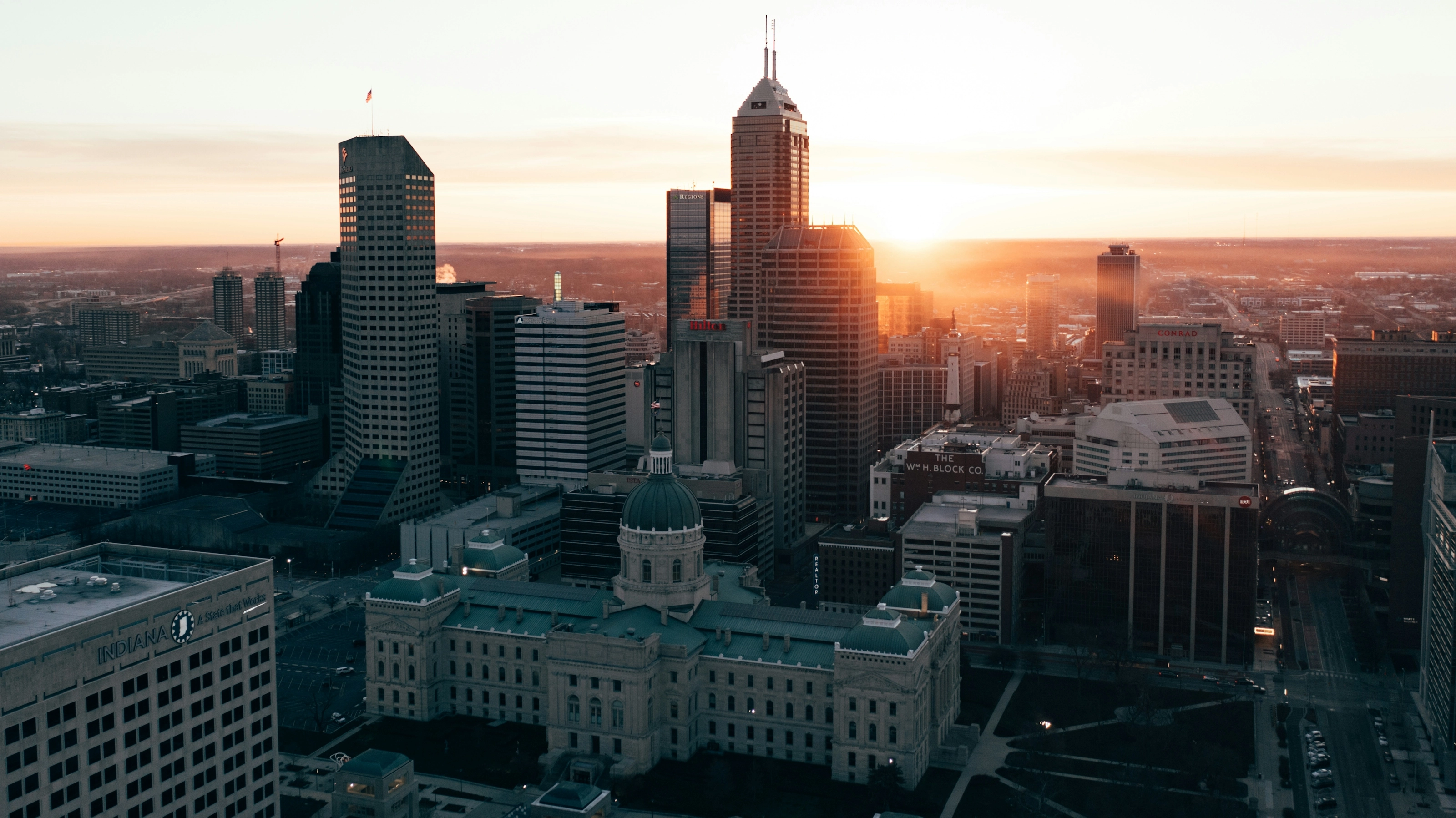 Vue aérienne du centre-ville d'Indianapolis au coucher du soleil