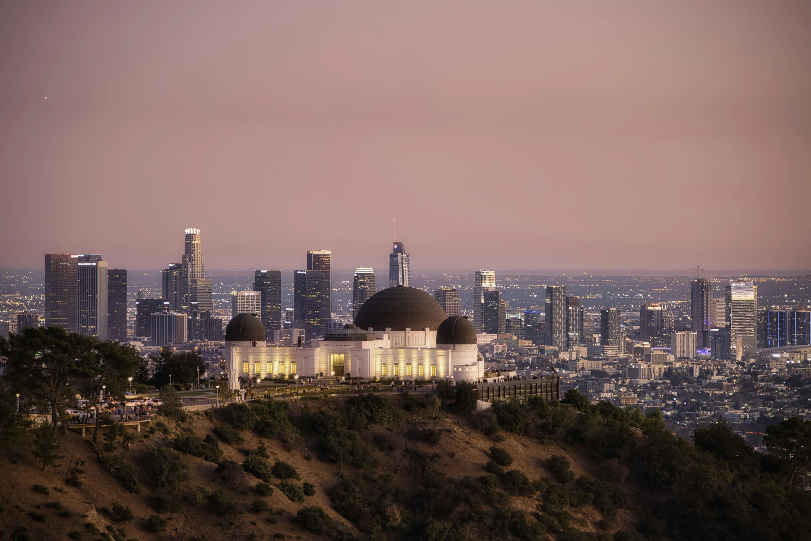Griffith Observatory au crépuscule, vue sur les gratte-ciel de downtown Los Angeles