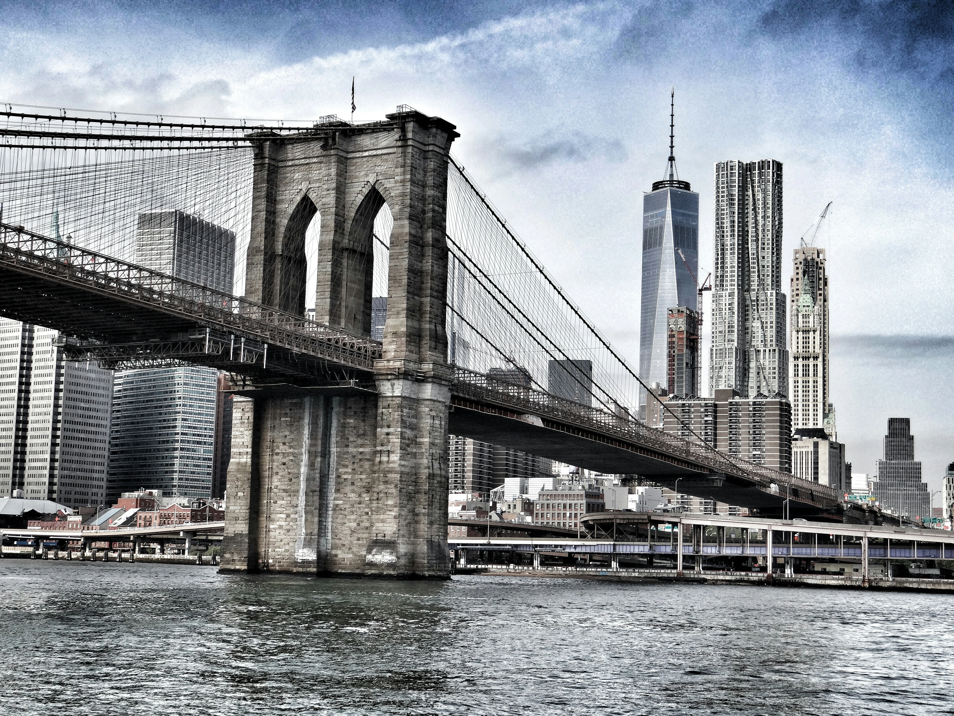 Pont de Brooklyn avec le skyline de Manhattan en arrière-plan, New York
