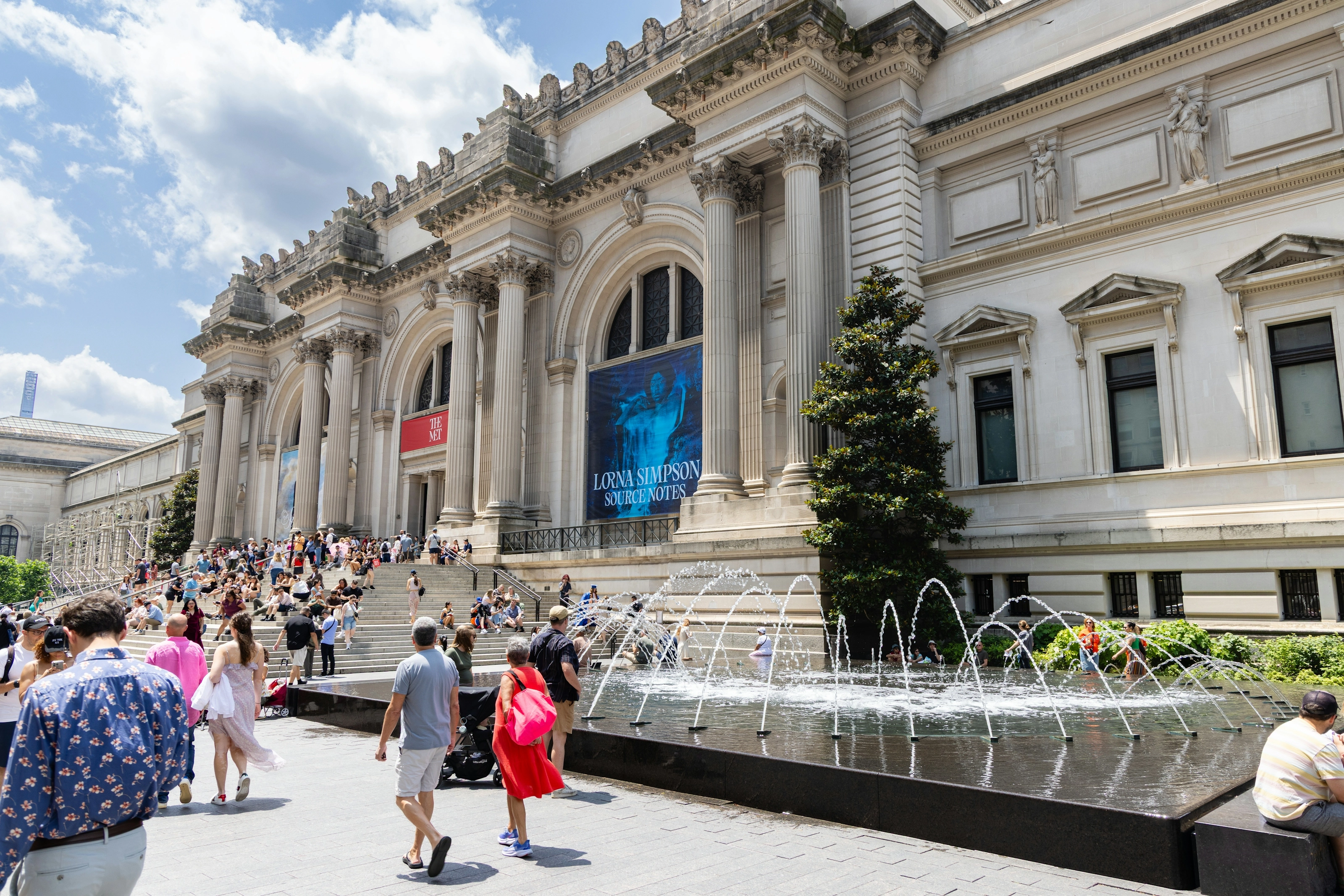 Façade du Metropolitan Museum of Art avec ses fontaines, New York